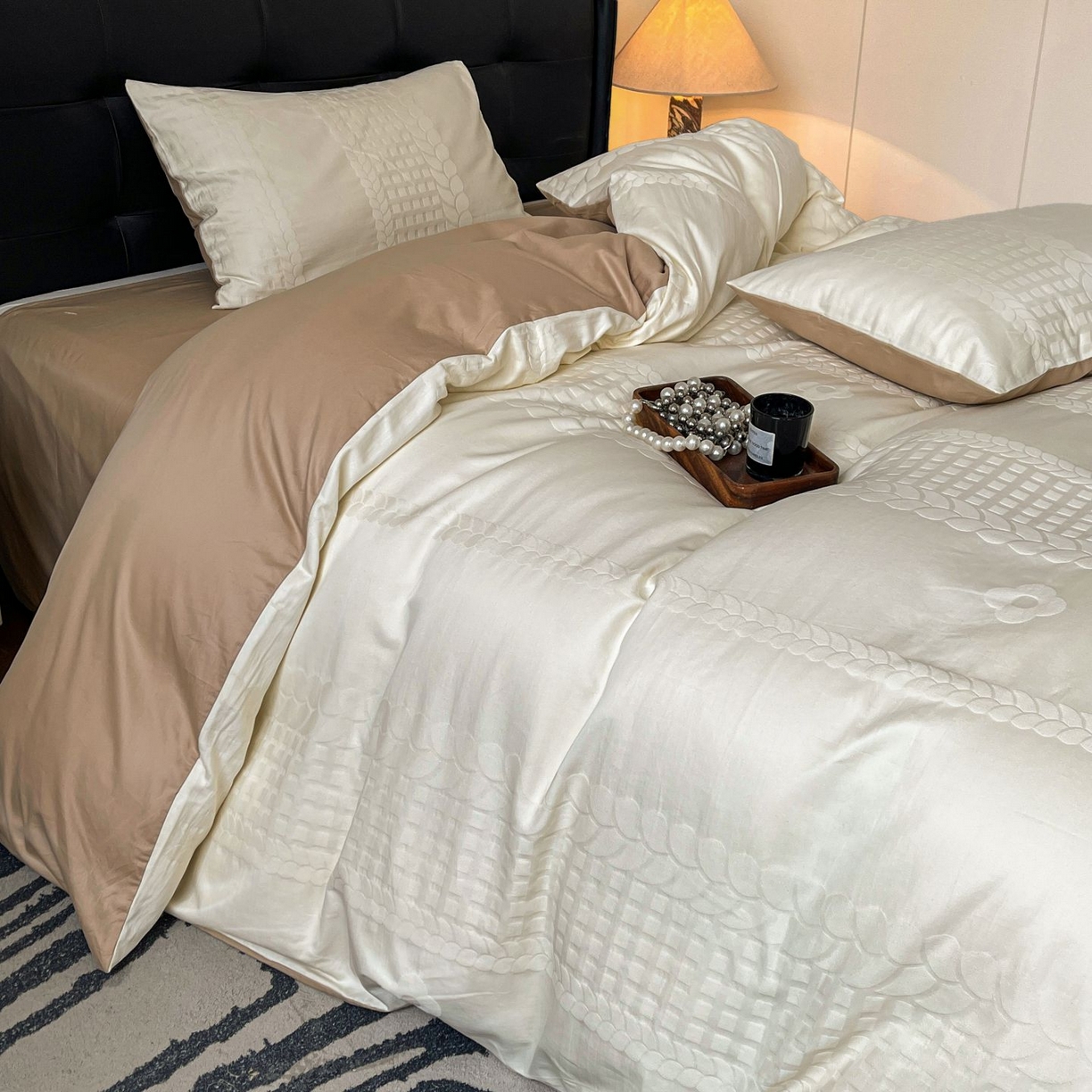 91家纺网 家纺一手货源 找家纺 乐家毛巾被（工厂自产自销） 2026春夏新款全棉60S长绒棉立体厚织提花四件套 落痕