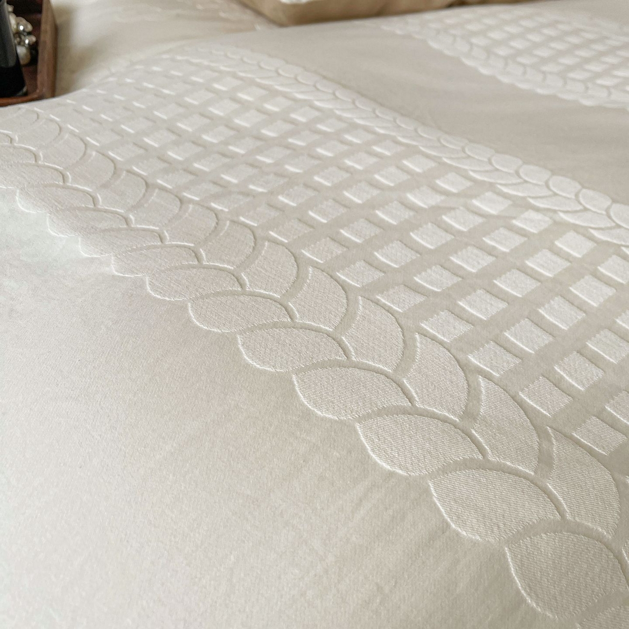 91家纺网 家纺一手货源 找家纺 乐家毛巾被（工厂自产自销） 2026春夏新款全棉60S长绒棉立体厚织提花四件套 落痕