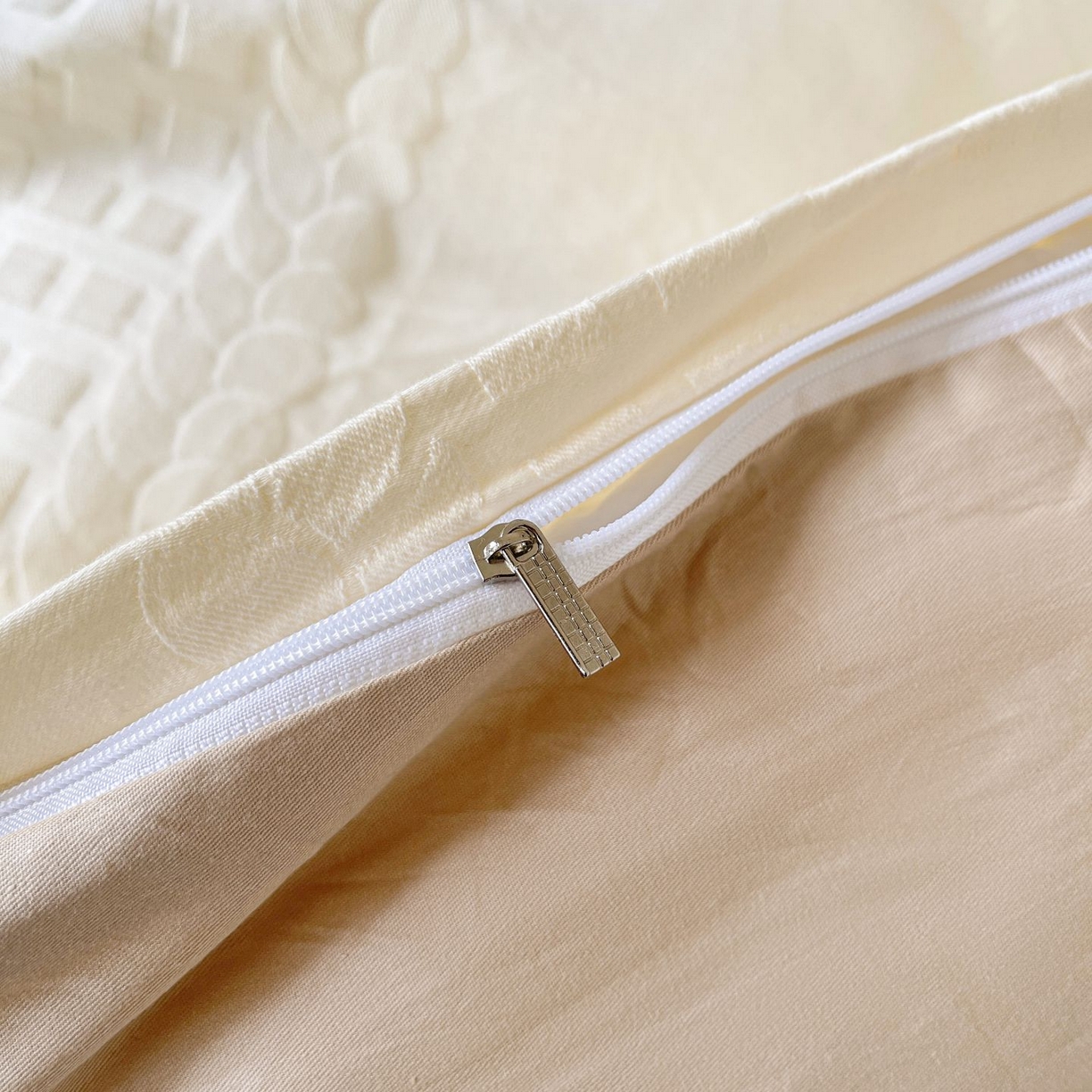 91家纺网 家纺一手货源 找家纺 乐家毛巾被（工厂自产自销） 2026春夏新款全棉60S长绒棉立体厚织提花四件套 落痕