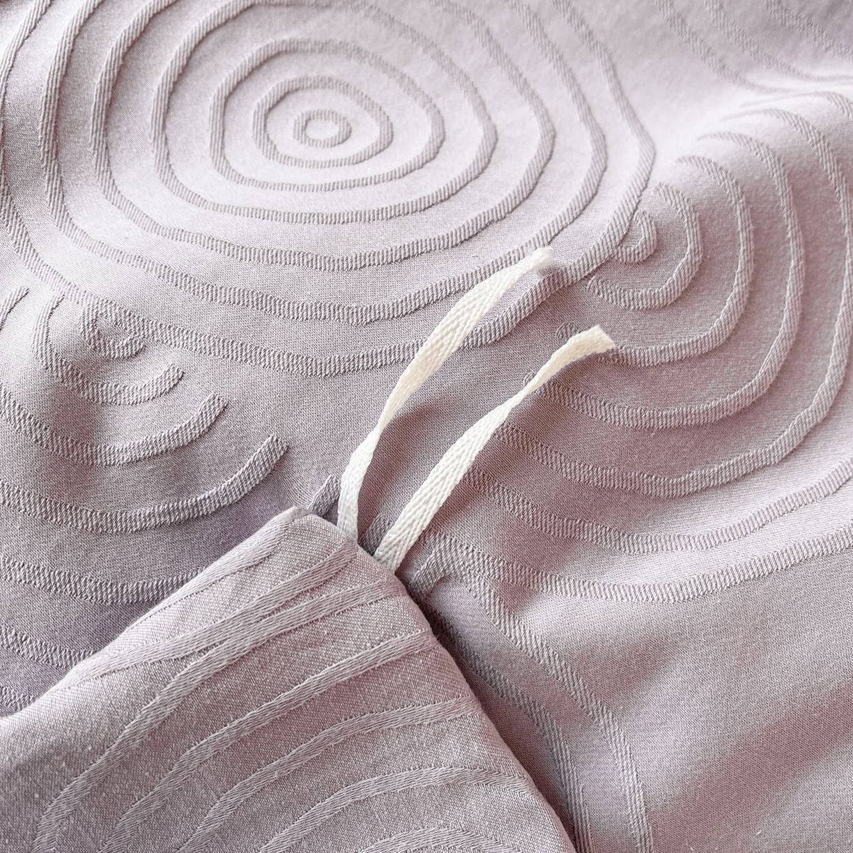 91家纺网 家纺一手货源 找家纺 乐家毛巾被（工厂自产自销） 2026春夏新款全棉60S长绒棉立体厚织提花四件套 眠琴