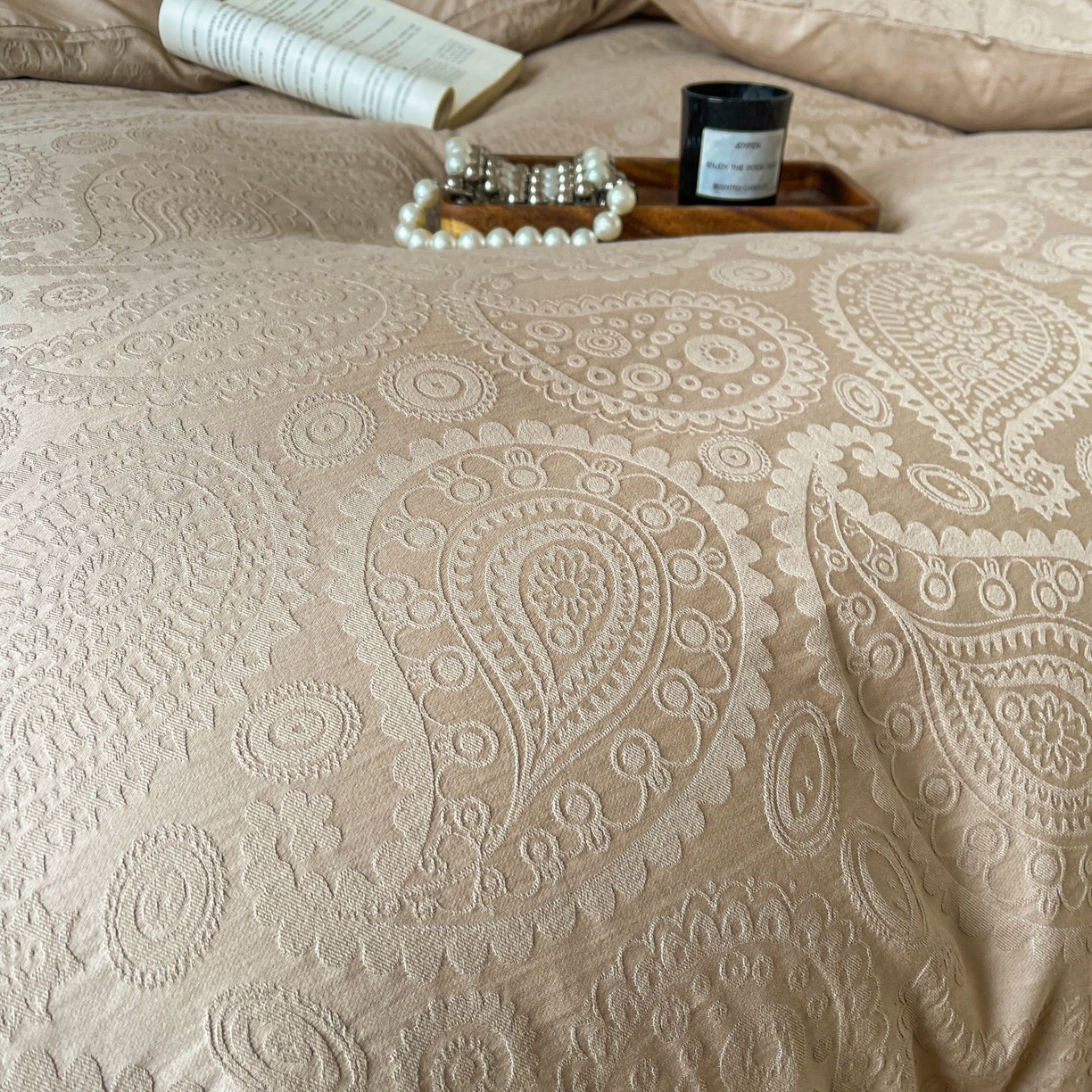 91家纺网 家纺一手货源 找家纺 乐家毛巾被（工厂自产自销） 2026春夏新款全棉60S长绒棉立体厚织提花四件套 浅迹