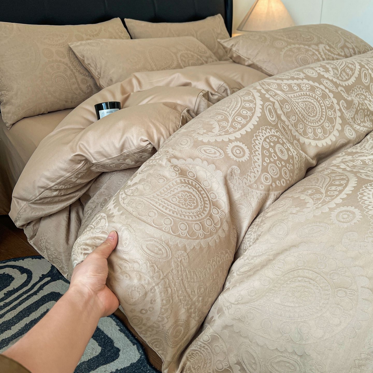 91家纺网 家纺一手货源 找家纺 乐家毛巾被（工厂自产自销） 2026春夏新款全棉60S长绒棉立体厚织提花四件套 浅迹