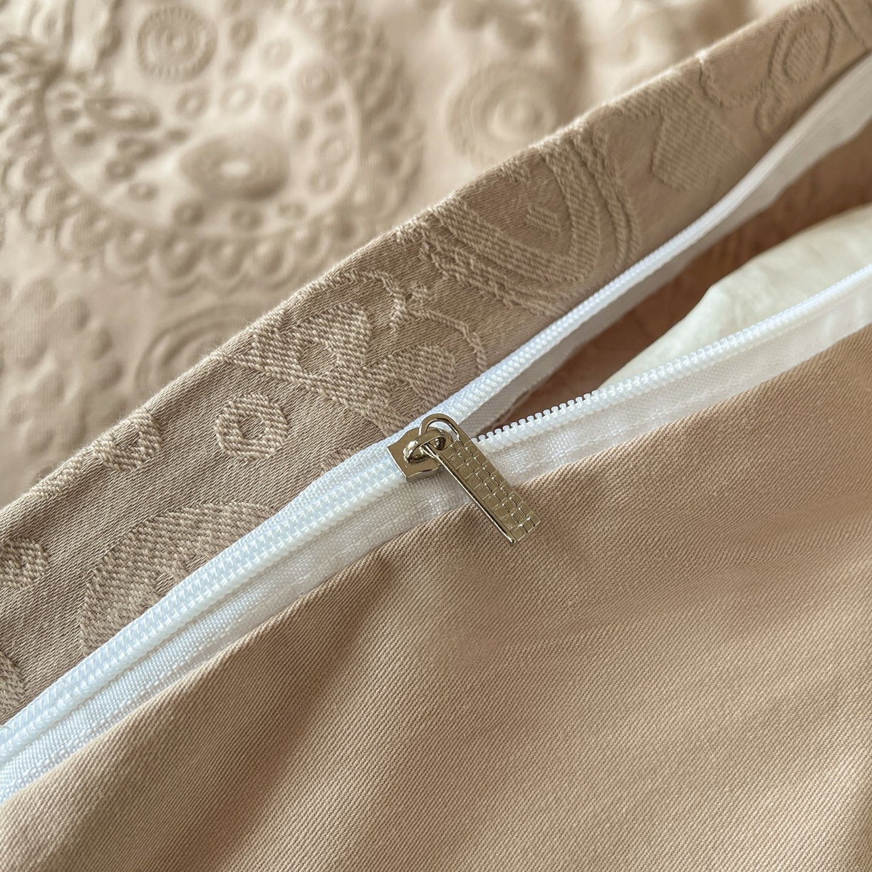 91家纺网 家纺一手货源 找家纺 乐家毛巾被（工厂自产自销） 2026春夏新款全棉60S长绒棉立体厚织提花四件套 浅迹