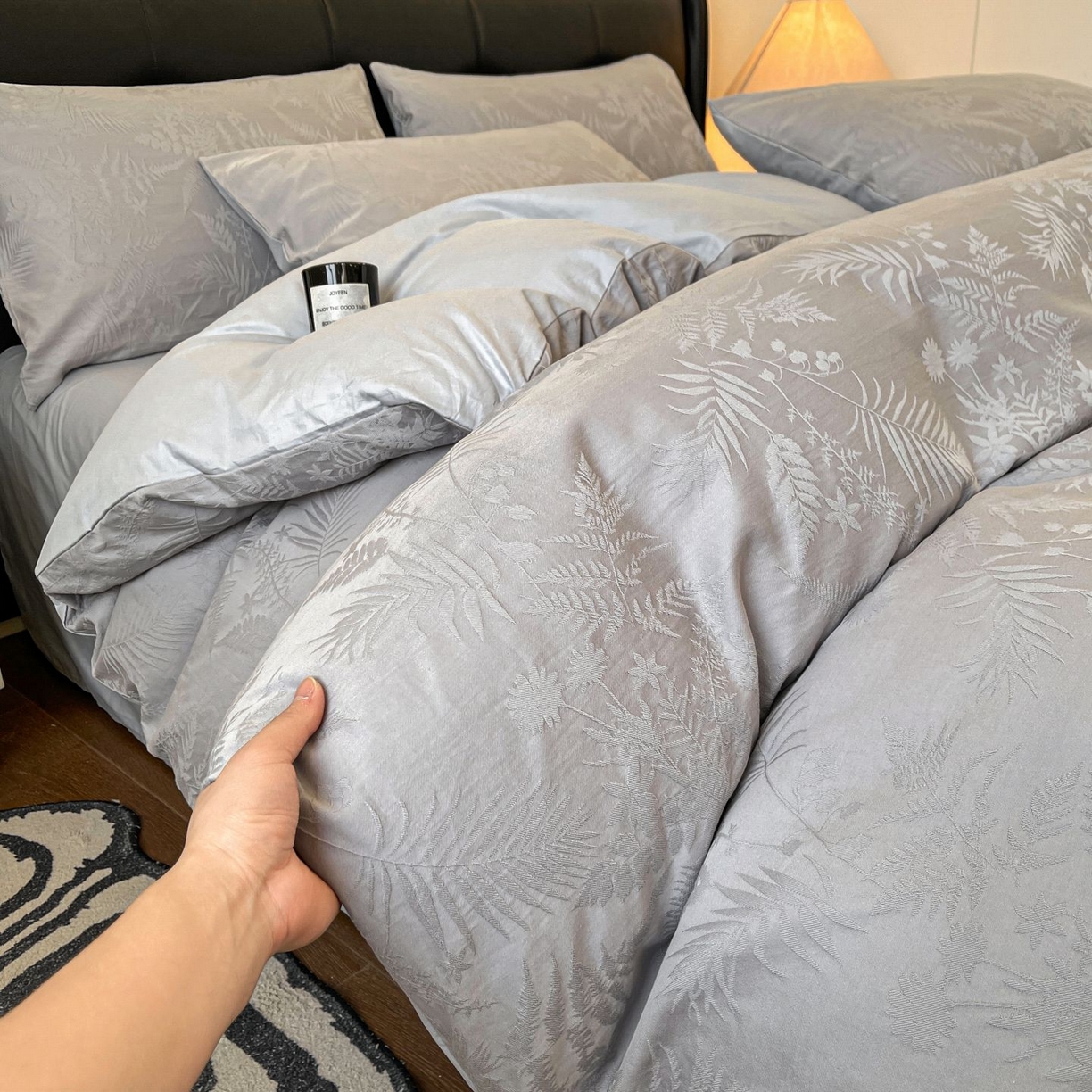 91家纺网 家纺一手货源 找家纺 乐家毛巾被（工厂自产自销） 2026春夏新款全棉60S长绒棉立体厚织提花四件套 碎影