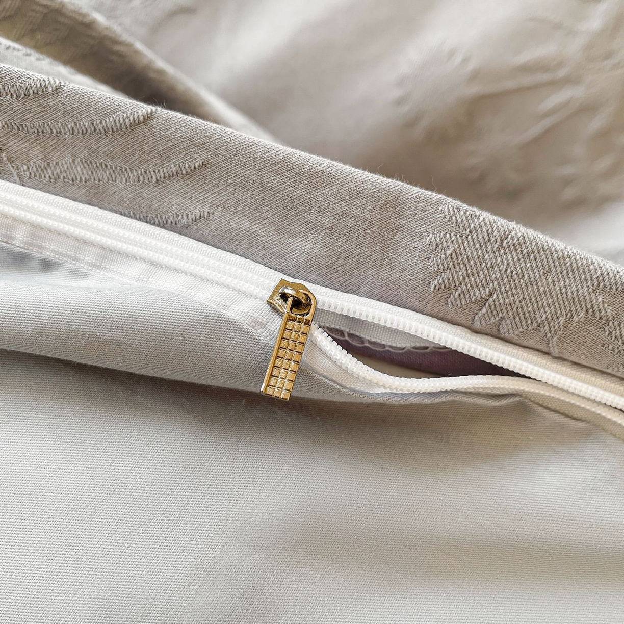 91家纺网 家纺一手货源 找家纺 乐家毛巾被（工厂自产自销） 2026春夏新款全棉60S长绒棉立体厚织提花四件套 碎影