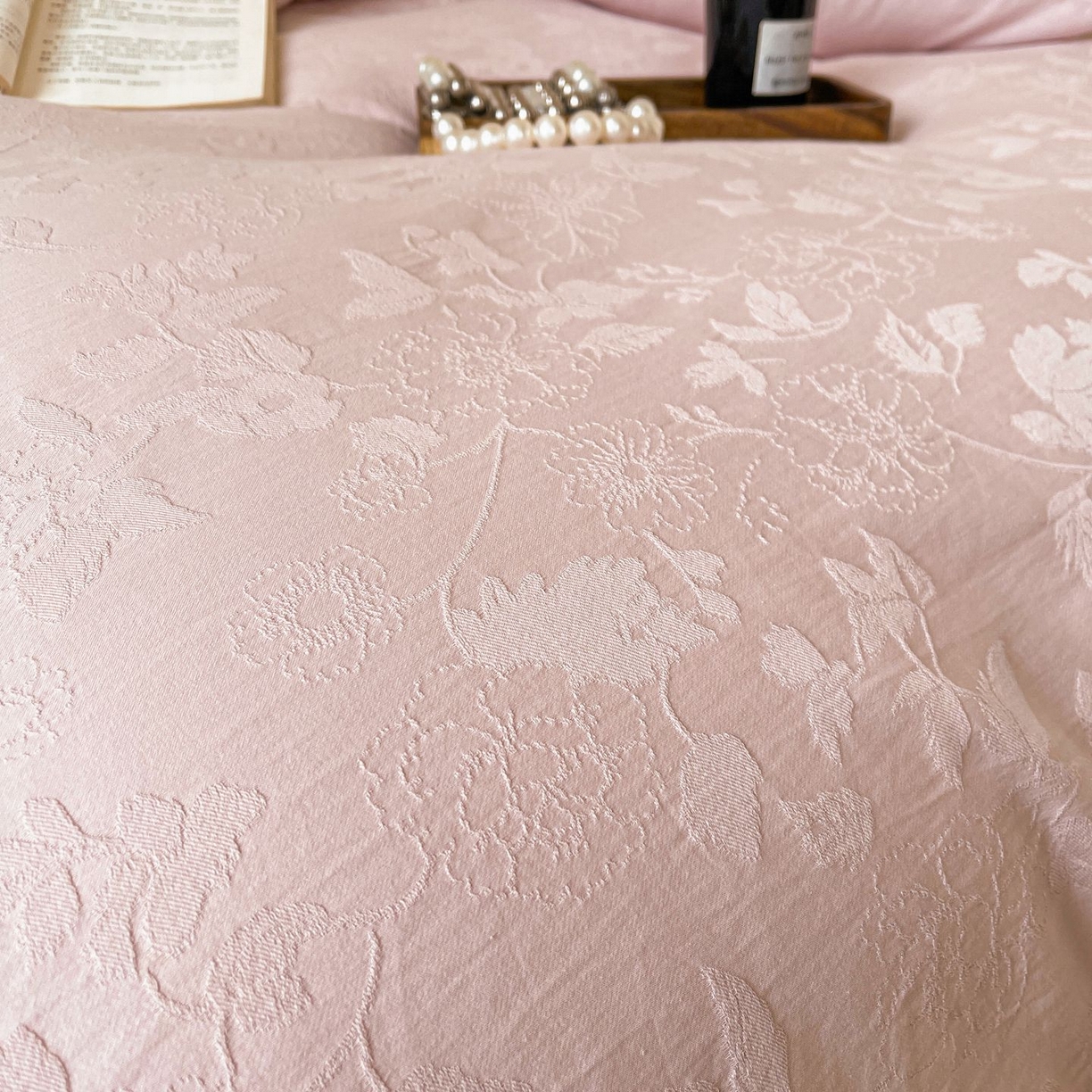 91家纺网 家纺一手货源 找家纺 乐家毛巾被（工厂自产自销） 2026春夏新款全棉60S长绒棉立体厚织提花四件套 昔叶