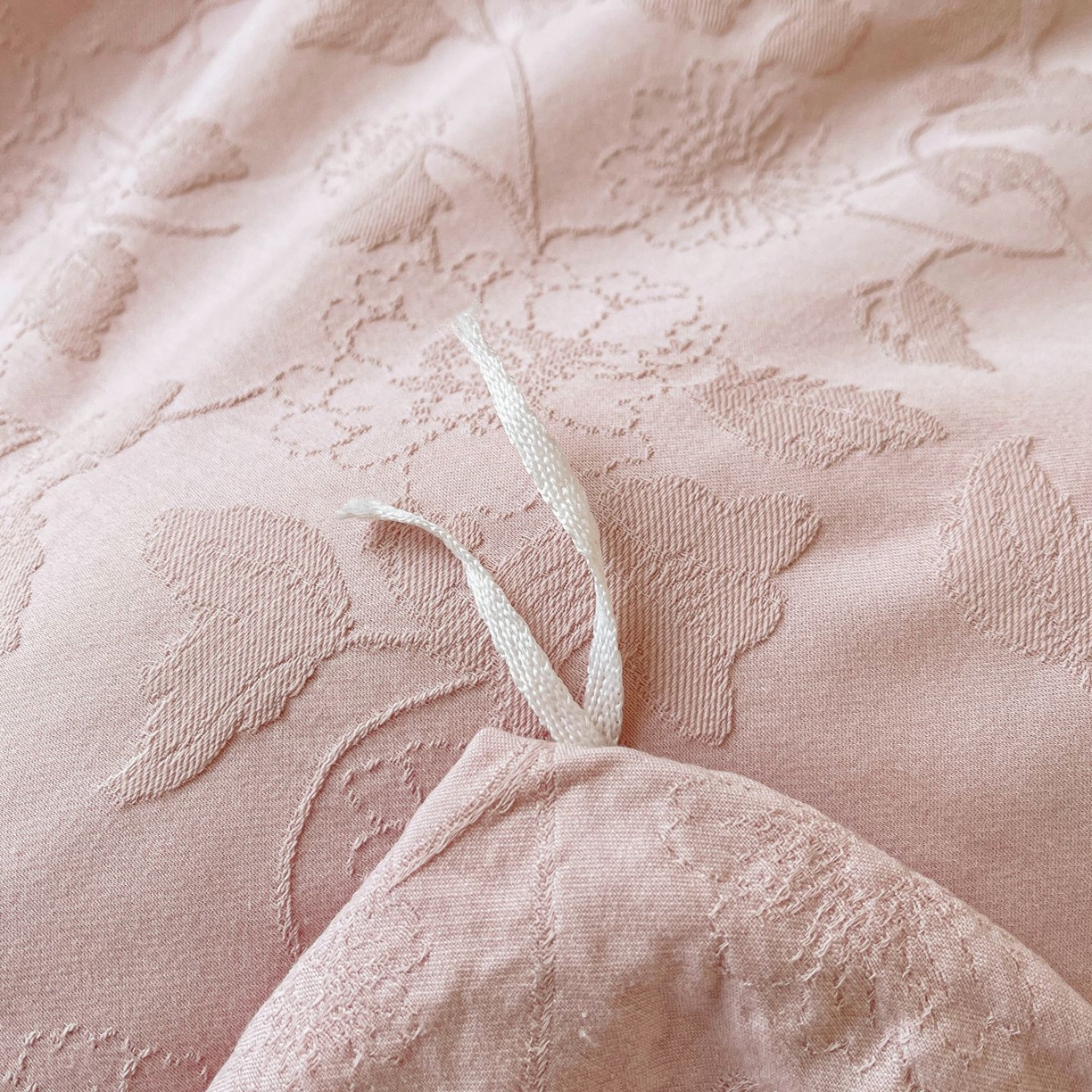 91家纺网 家纺一手货源 找家纺 乐家毛巾被（工厂自产自销） 2026春夏新款全棉60S长绒棉立体厚织提花四件套 昔叶