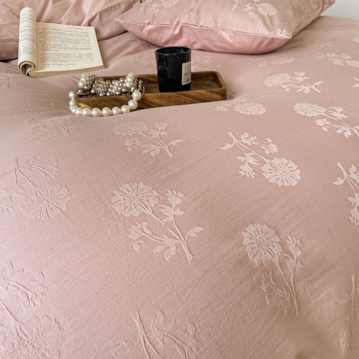 91家纺网 家纺一手货源 找家纺 乐家毛巾被（工厂自产自销） 2026春夏新款全棉60S长绒棉立体厚织提花四件套 叶间梦