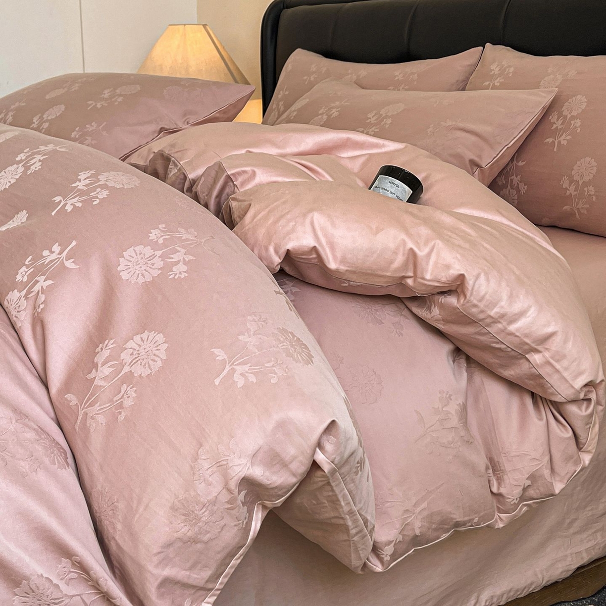 91家纺网 家纺一手货源 找家纺 乐家毛巾被（工厂自产自销） 2026春夏新款全棉60S长绒棉立体厚织提花四件套 叶间梦