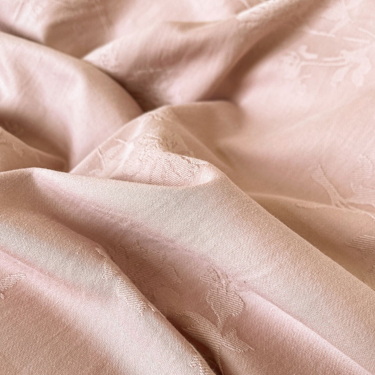 91家纺网 家纺一手货源 找家纺 乐家毛巾被（工厂自产自销） 2026春夏新款全棉60S长绒棉立体厚织提花四件套 叶间梦