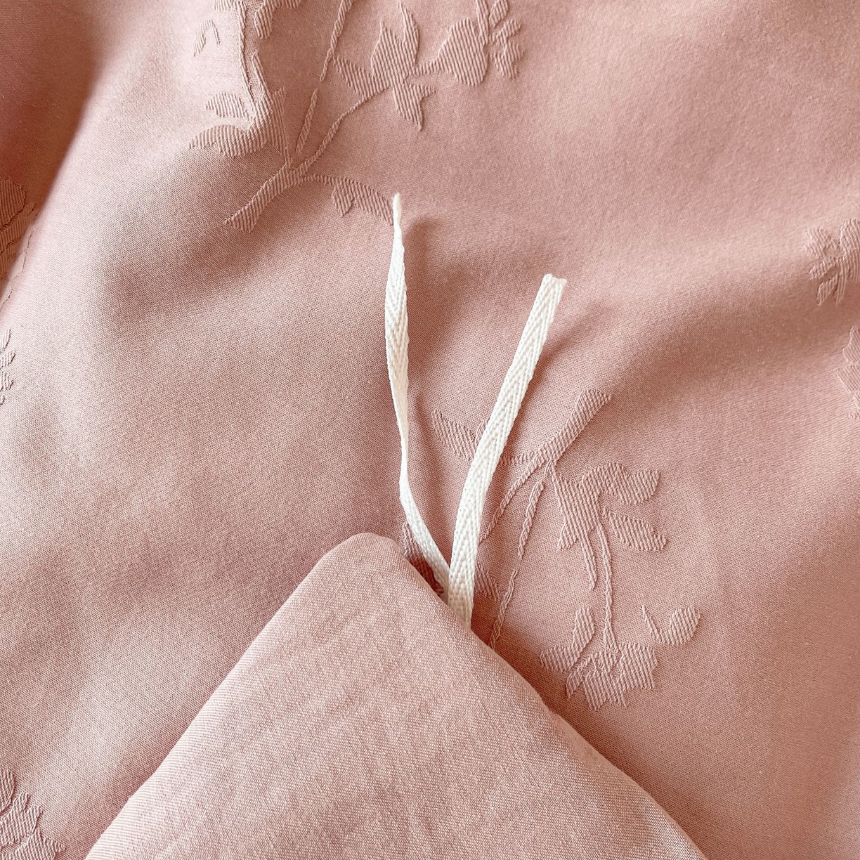 91家纺网 家纺一手货源 找家纺 乐家毛巾被（工厂自产自销） 2026春夏新款全棉60S长绒棉立体厚织提花四件套 叶间梦