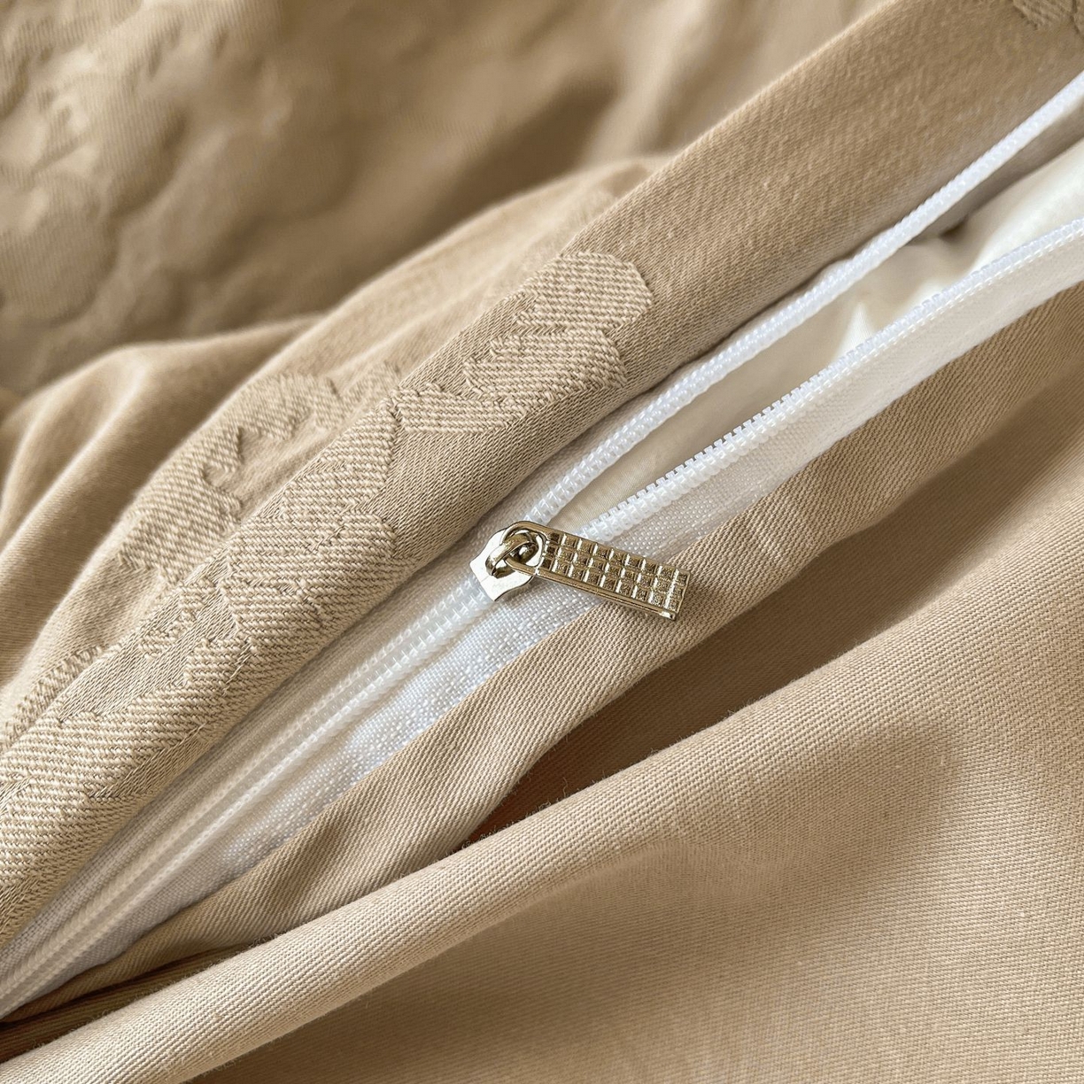 91家纺网 家纺一手货源 找家纺 乐家毛巾被（工厂自产自销） 2026春夏新款全棉60S长绒棉立体厚织提花四件套 隐花