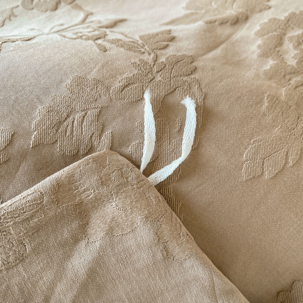 91家纺网 家纺一手货源 找家纺 乐家毛巾被（工厂自产自销） 2026春夏新款全棉60S长绒棉立体厚织提花四件套 隐花