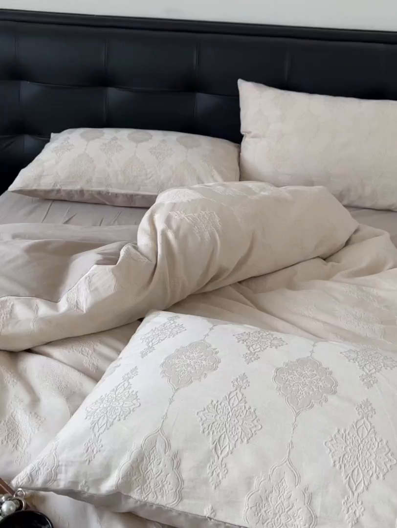 91家纺网 家纺一手货源 找家纺 乐家毛巾被（工厂自产自销） 2026春夏新款全棉60S长绒棉立体厚织提花四件套 余影