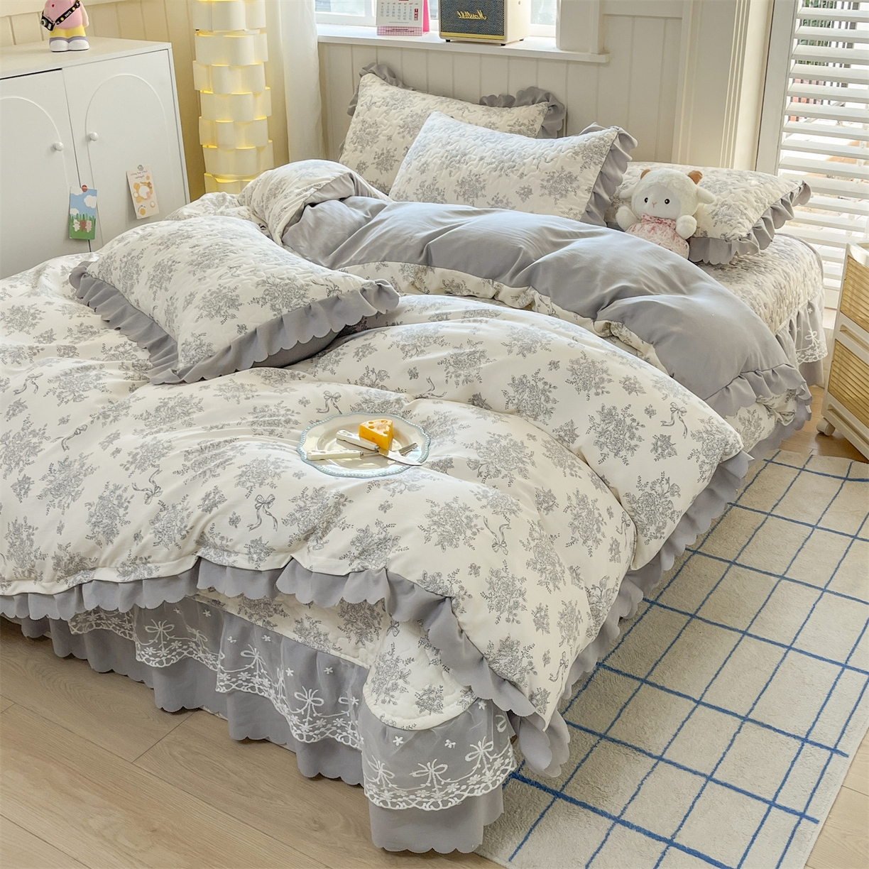 91家纺网 家纺一手货源 找家纺 雅眠居 2026新款直播爆款古法仿棉双层蕾丝花边床盖四件套 灰韵