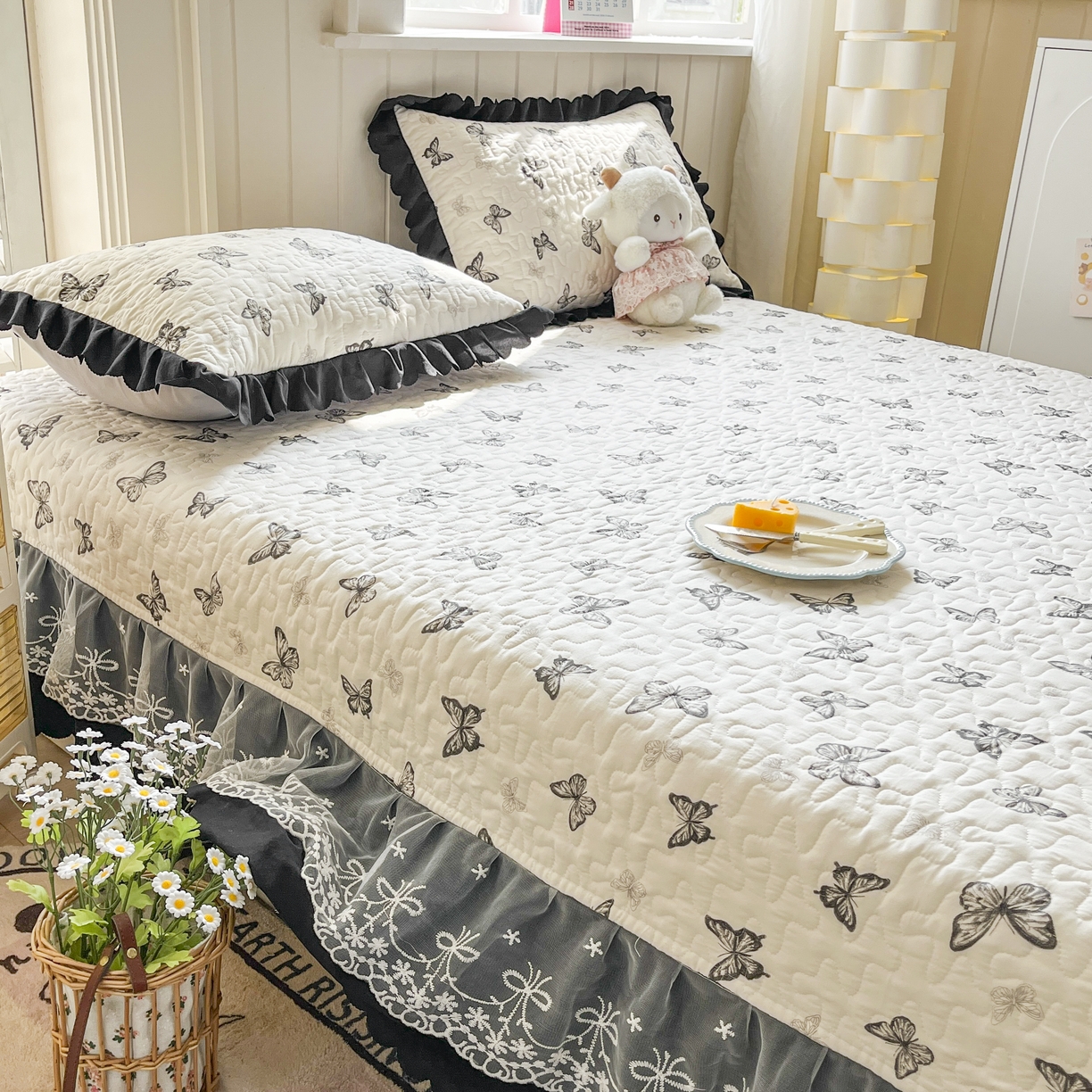 91家纺网 家纺一手货源 找家纺 雅眠居 2026新款直播爆款古法仿棉双层蕾丝花边床盖四件套 蝴蝶印记