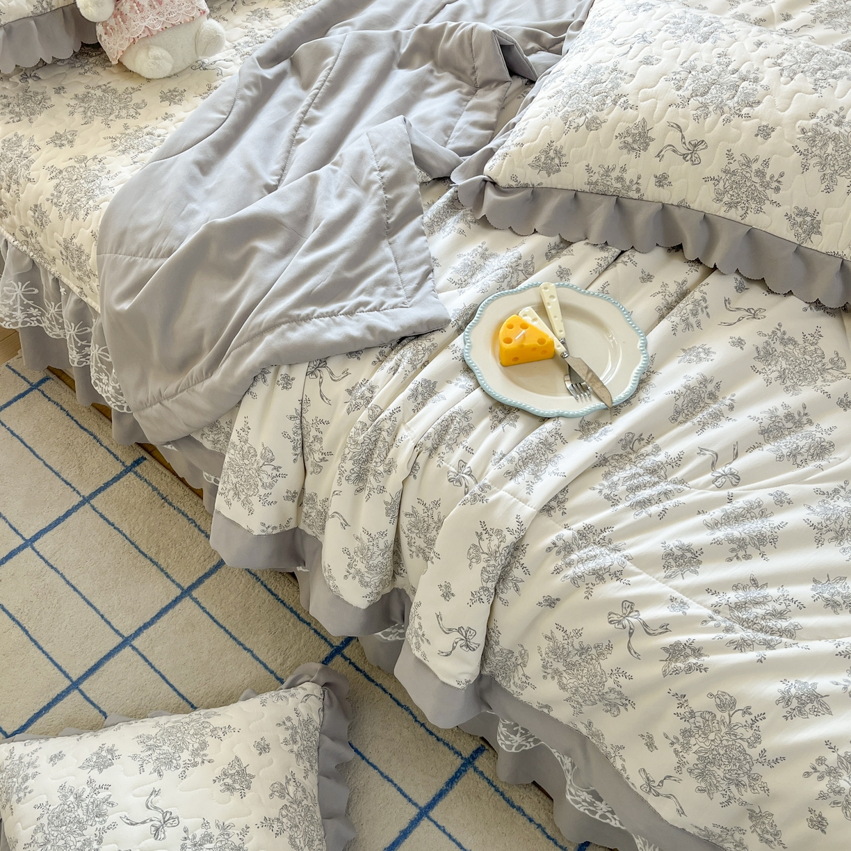 91家纺网 家纺一手货源 找家纺 雅眠居 2026新款直播爆款古法仿棉双层蕾丝花边床盖四件套 灰韵