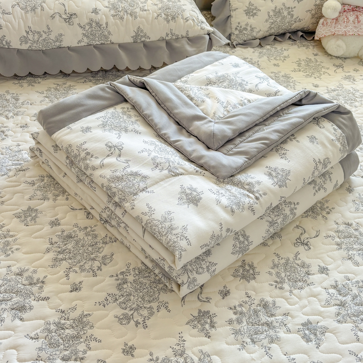 91家纺网 家纺一手货源 找家纺 雅眠居 2026新款直播爆款古法仿棉双层蕾丝花边床盖四件套 灰韵