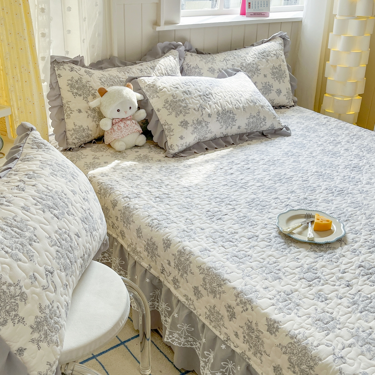 91家纺网 家纺一手货源 找家纺 雅眠居 2026新款直播爆款古法仿棉双层蕾丝花边床盖四件套 灰韵