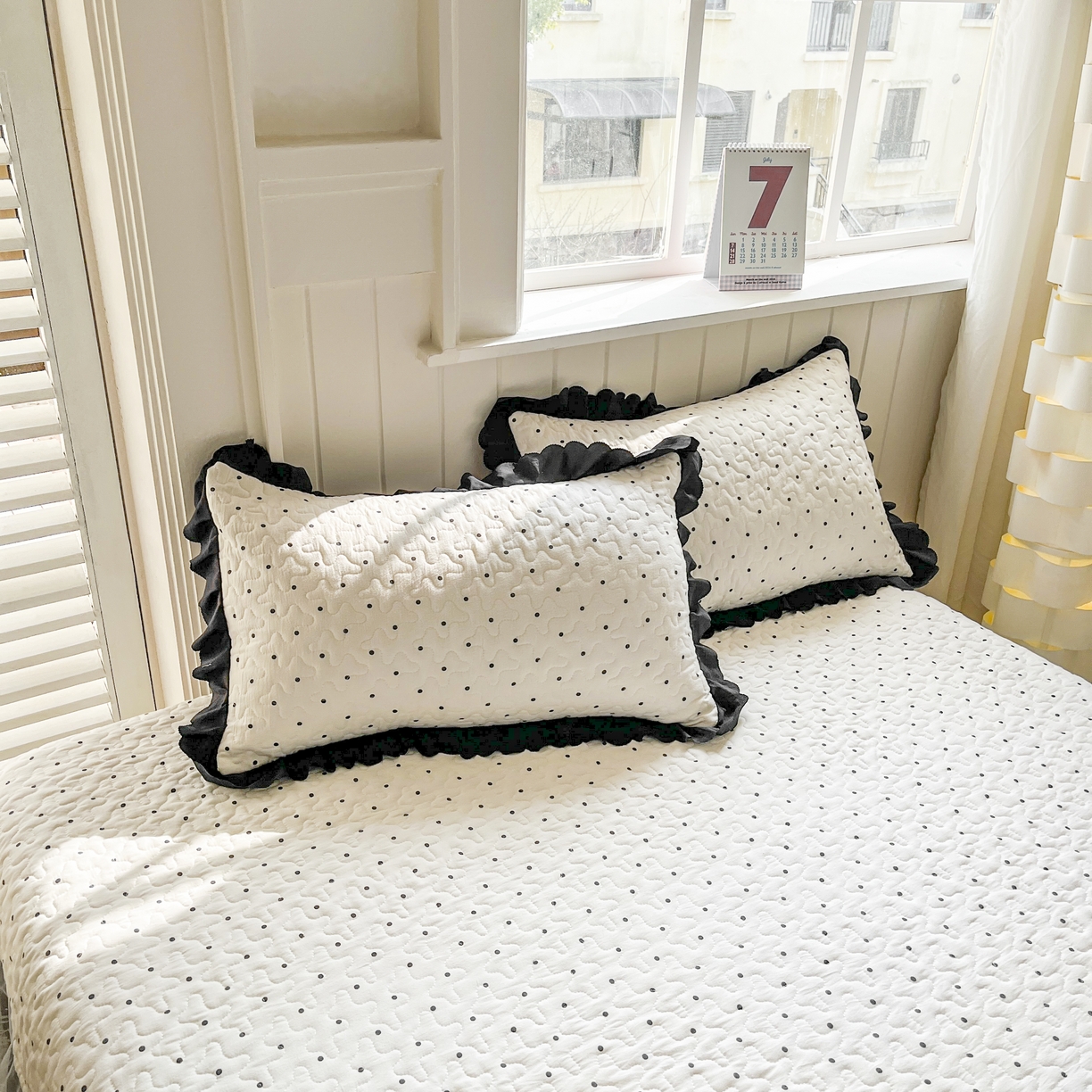 91家纺网 家纺一手货源 找家纺 雅眠居 2026新款直播爆款古法仿棉双层蕾丝花边床盖四件套 奶油波点