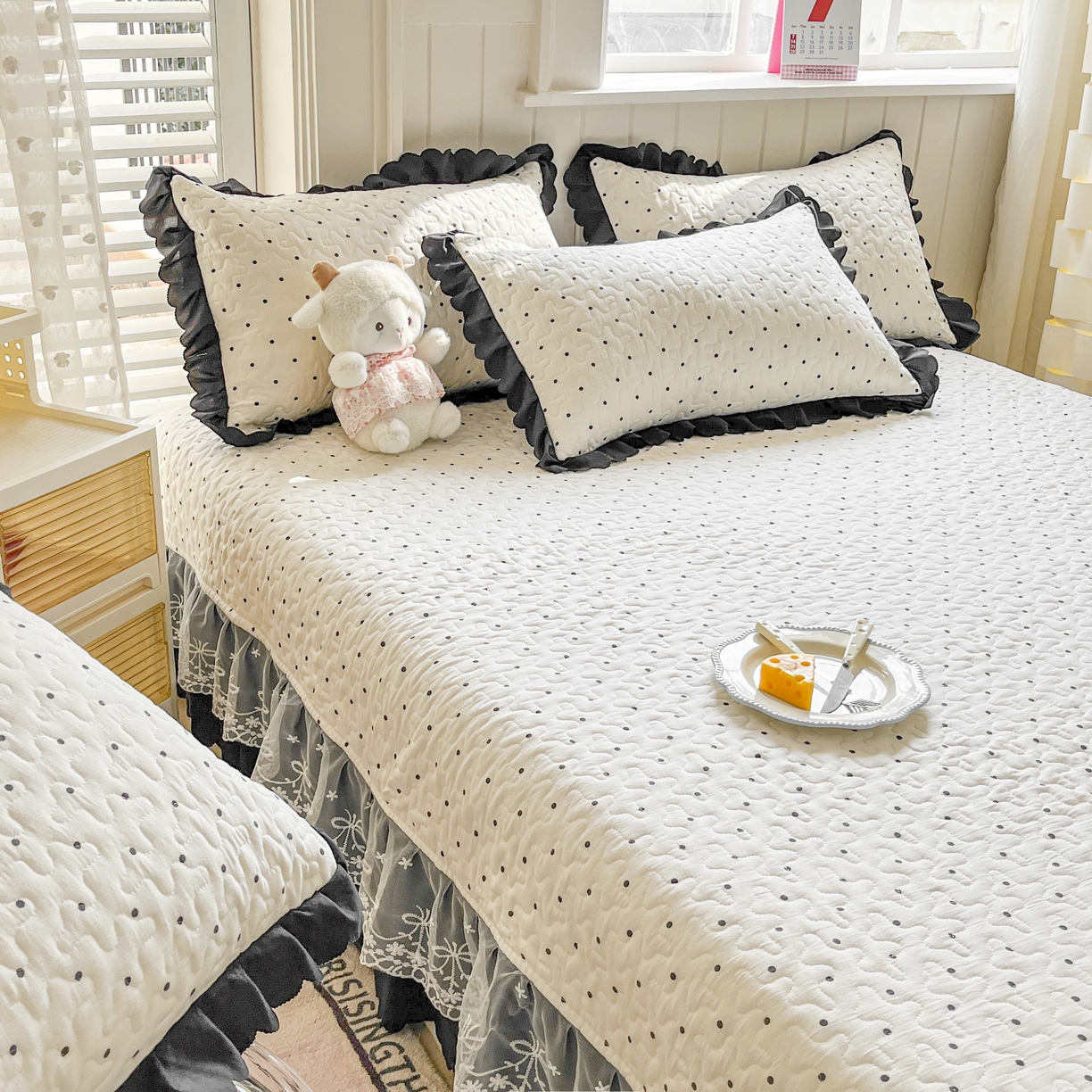 91家纺网 家纺一手货源 找家纺 雅眠居 2026新款直播爆款古法仿棉双层蕾丝花边床盖四件套 奶油波点