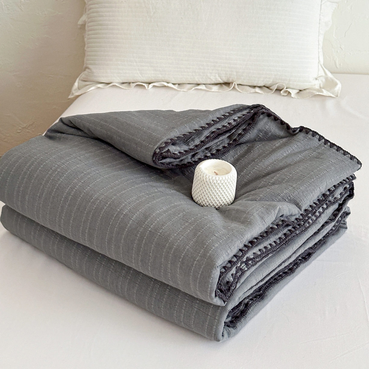 91家纺网 家纺一手货源 找家纺 鑫利来家纺 2026新款纯色无印风夏被简约素色法式麻夏凉被阳离子色织提花单人双人学生夏凉被 青禾-深灰