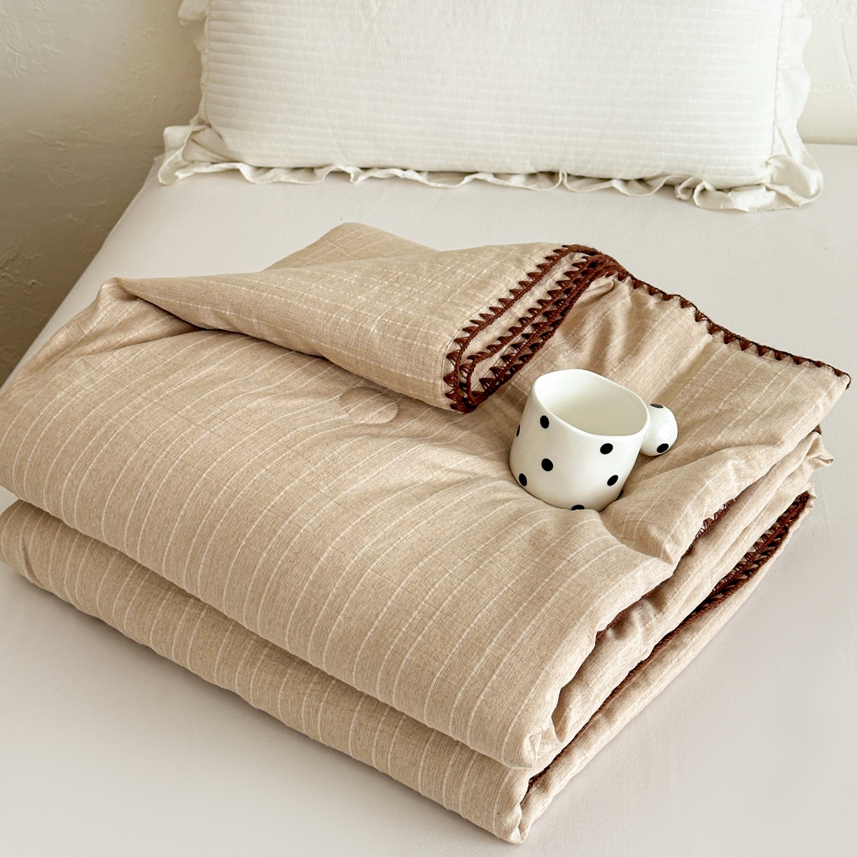 91家纺网 家纺一手货源 找家纺 鑫利来家纺 2026新款纯色无印风夏被简约素色法式麻夏凉被阳离子色织提花单人双人学生夏凉被 青禾-奶咖