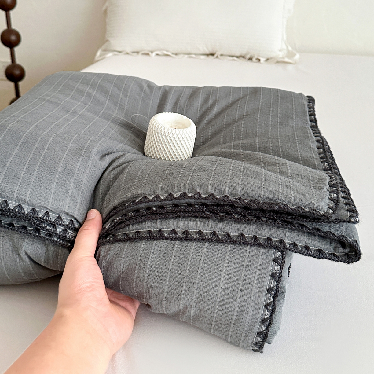 91家纺网 家纺一手货源 找家纺 鑫利来家纺 2026新款纯色无印风夏被简约素色法式麻夏凉被阳离子色织提花单人双人学生夏凉被 青禾-深灰