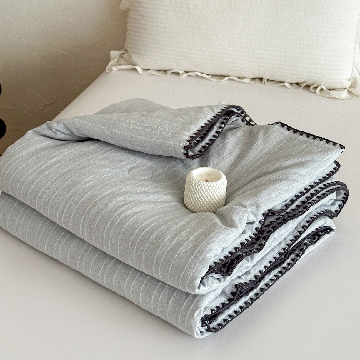 91家纺网 家纺一手货源 找家纺 鑫利来家纺 2026新款纯色无印风夏被简约素色法式麻夏凉被阳离子色织提花单人双人学生夏凉被 青禾-浅灰