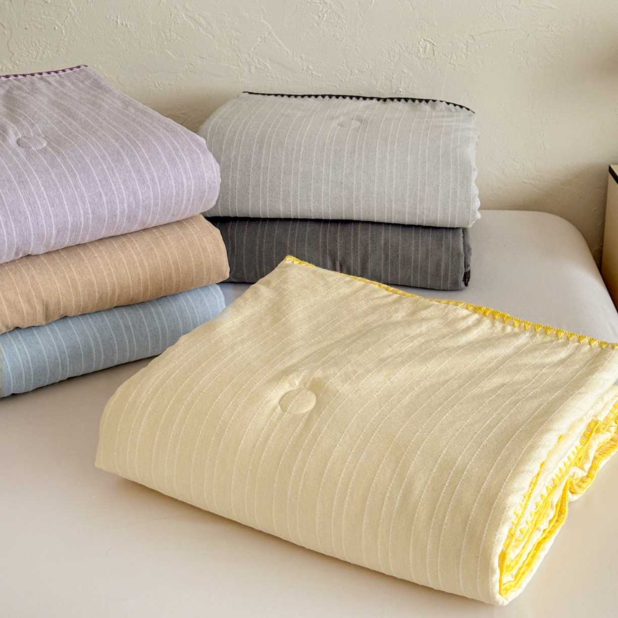 91家纺网 家纺一手货源 找家纺 鑫利来家纺 2026新款纯色无印风夏被简约素色法式麻夏凉被阳离子色织提花单人双人学生夏凉被 组合图