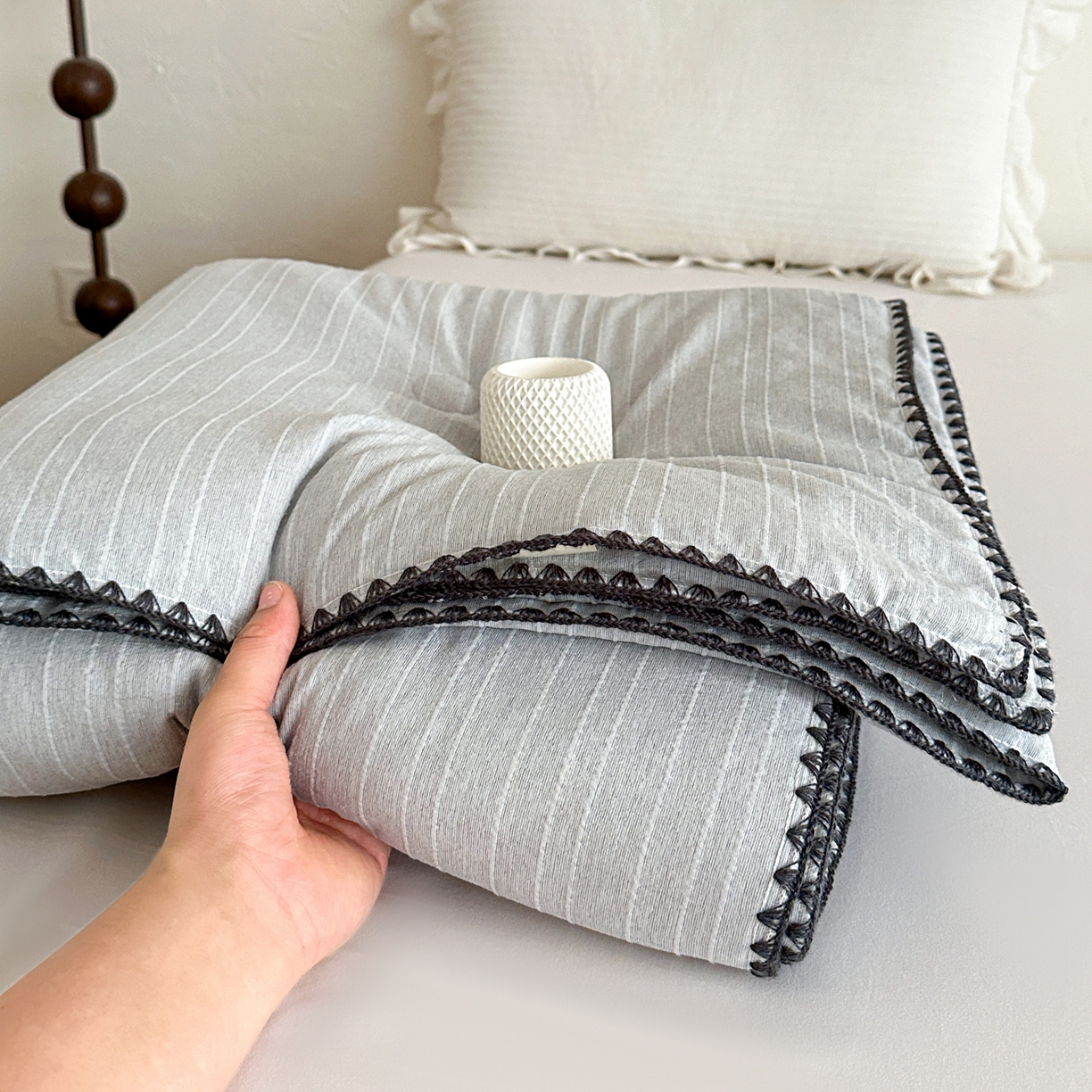 91家纺网 家纺一手货源 找家纺 鑫利来家纺 2026新款纯色无印风夏被简约素色法式麻夏凉被阳离子色织提花单人双人学生夏凉被 青禾-浅灰