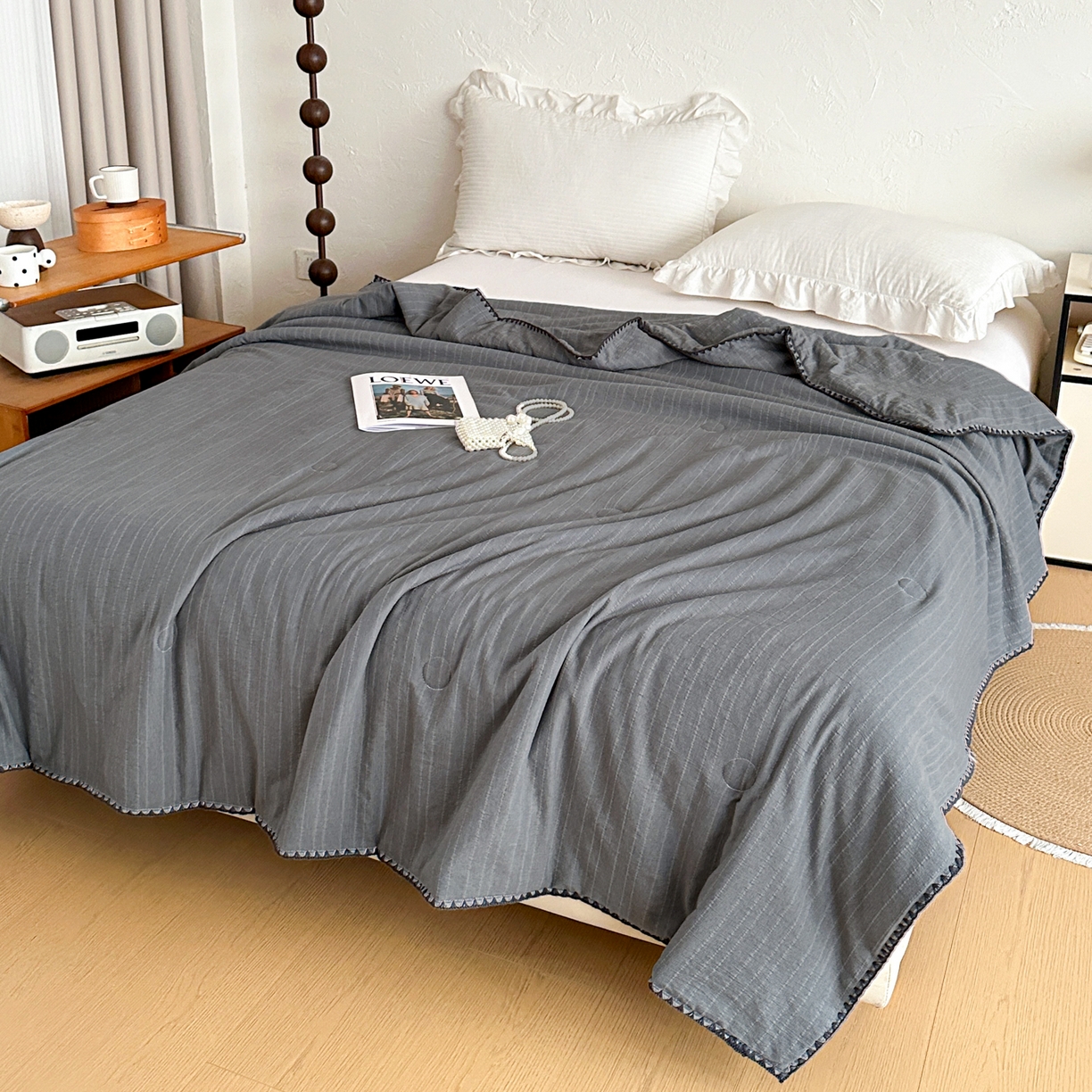 91家纺网 家纺一手货源 找家纺 鑫利来家纺 2026新款纯色无印风夏被简约素色法式麻夏凉被阳离子色织提花单人双人学生夏凉被 青禾-深灰