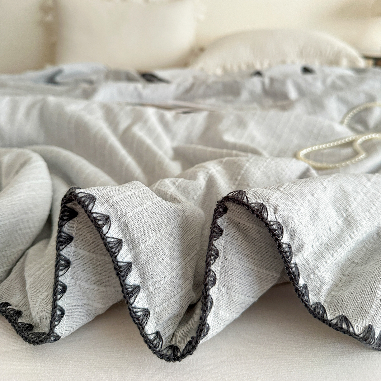 91家纺网 家纺一手货源 找家纺 鑫利来家纺 2026新款纯色无印风夏被简约素色法式麻夏凉被阳离子色织提花单人双人学生夏凉被 青禾-浅灰