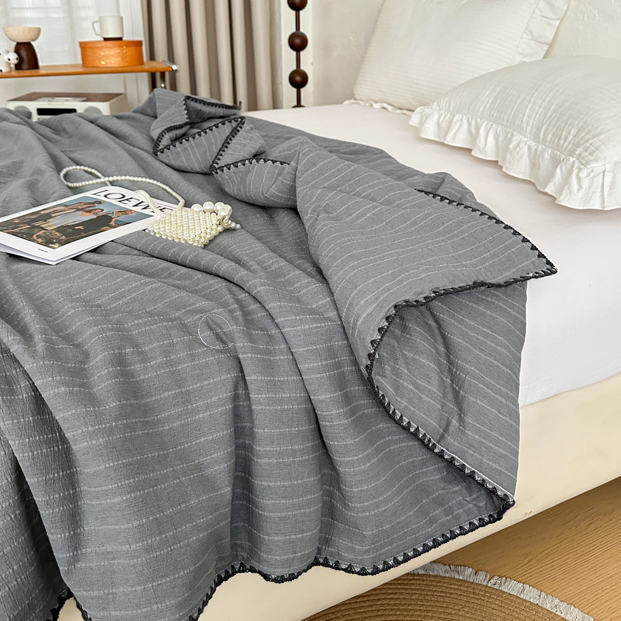 91家纺网 家纺一手货源 找家纺 鑫利来家纺 2026新款纯色无印风夏被简约素色法式麻夏凉被阳离子色织提花单人双人学生夏凉被 青禾-深灰
