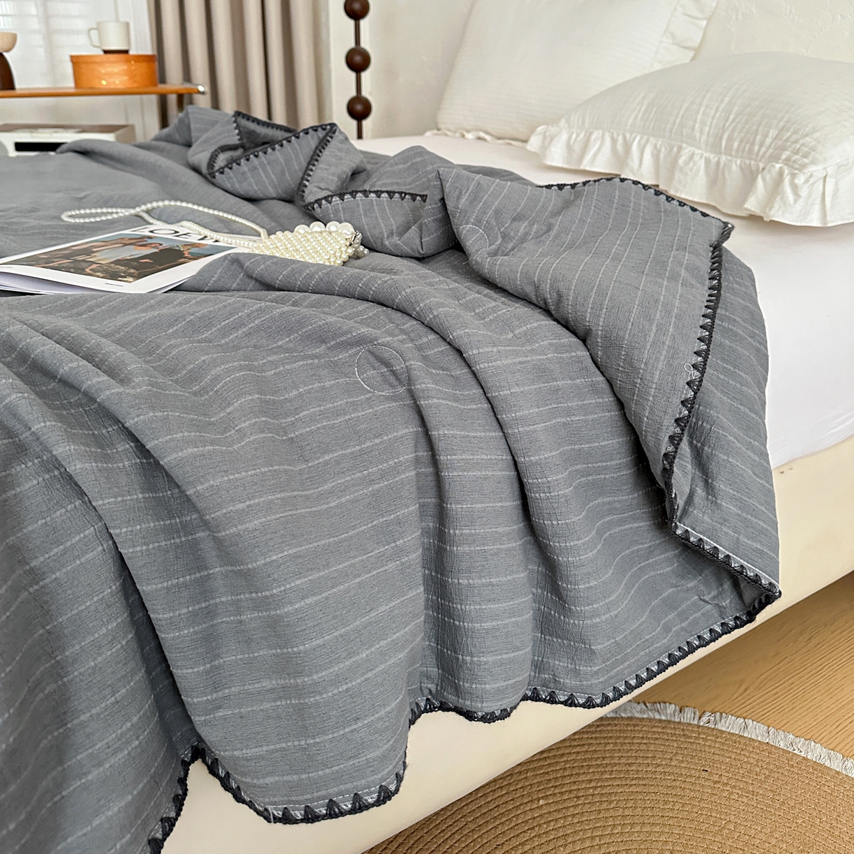 91家纺网 家纺一手货源 找家纺 鑫利来家纺 2026新款纯色无印风夏被简约素色法式麻夏凉被阳离子色织提花单人双人学生夏凉被 青禾-深灰