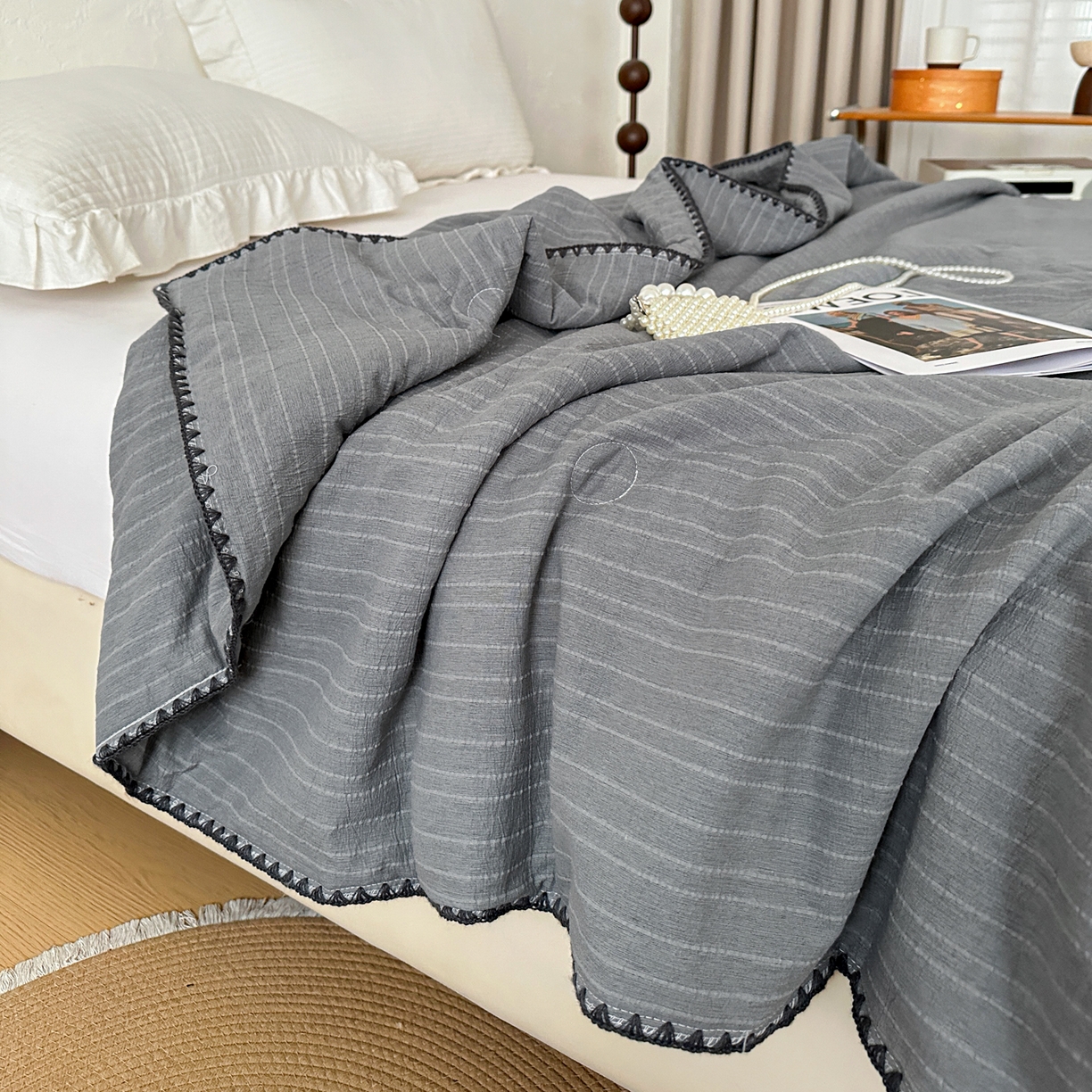 91家纺网 家纺一手货源 找家纺 鑫利来家纺 2026新款纯色无印风夏被简约素色法式麻夏凉被阳离子色织提花单人双人学生夏凉被 青禾-深灰