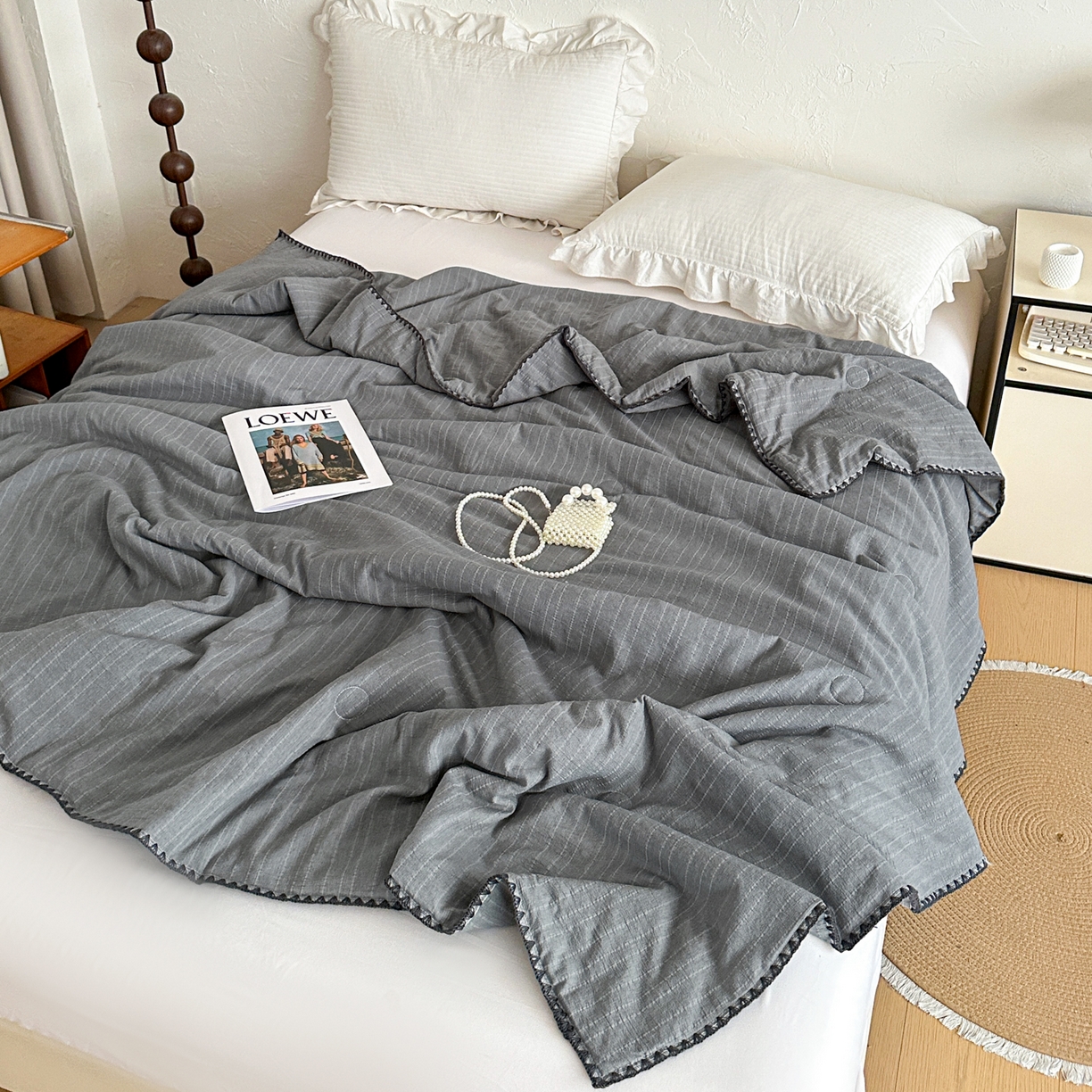 91家纺网 家纺一手货源 找家纺 鑫利来家纺 2026新款纯色无印风夏被简约素色法式麻夏凉被阳离子色织提花单人双人学生夏凉被 青禾-深灰