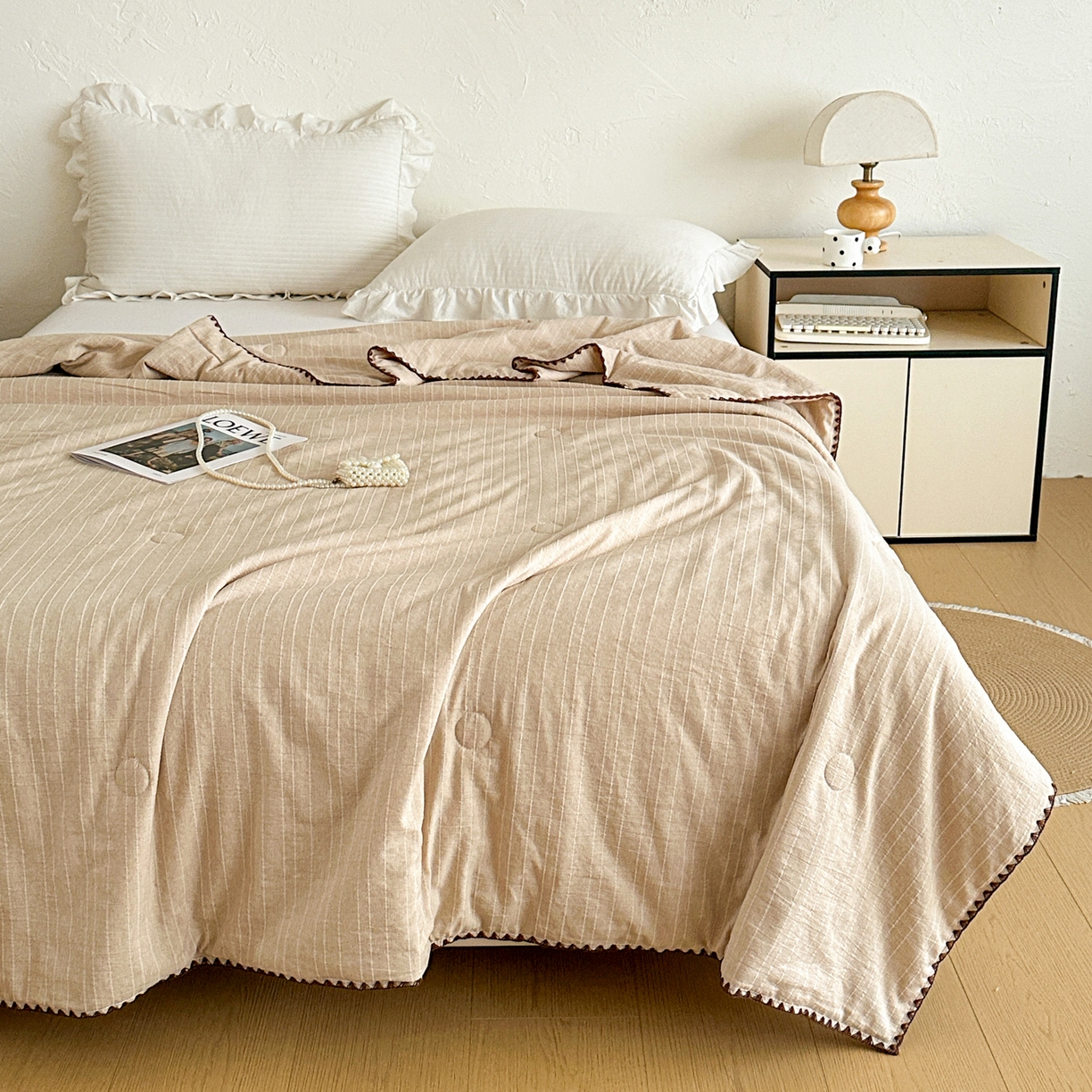 91家纺网 家纺一手货源 找家纺 鑫利来家纺 2026新款纯色无印风夏被简约素色法式麻夏凉被阳离子色织提花单人双人学生夏凉被 青禾-奶咖