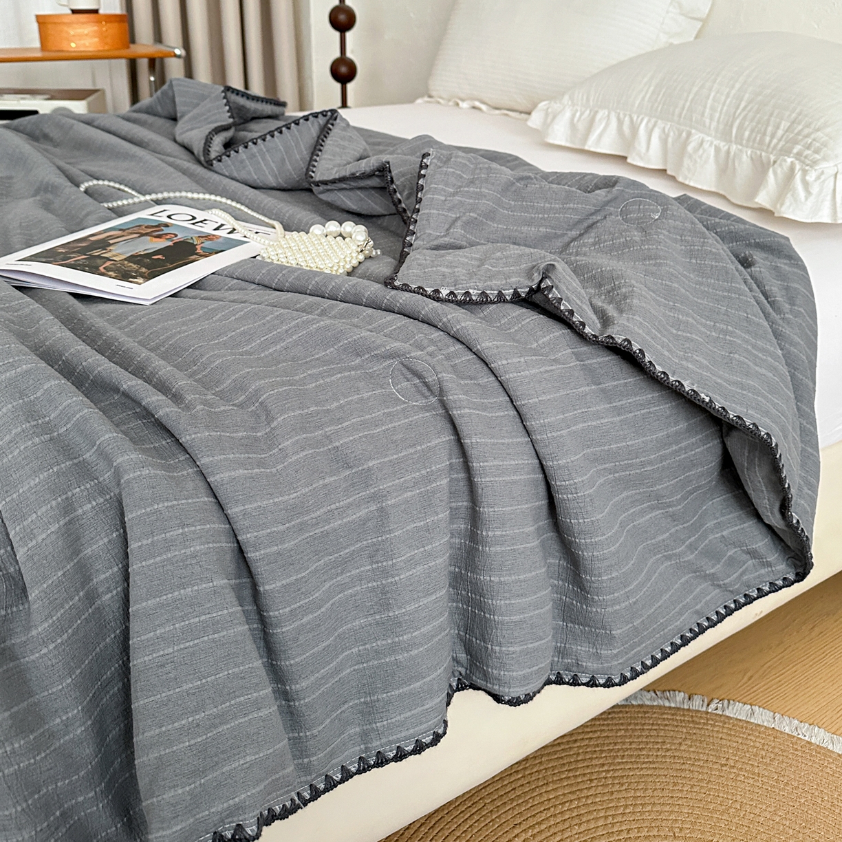 91家纺网 家纺一手货源 找家纺 鑫利来家纺 2026新款纯色无印风夏被简约素色法式麻夏凉被阳离子色织提花单人双人学生夏凉被 青禾-深灰