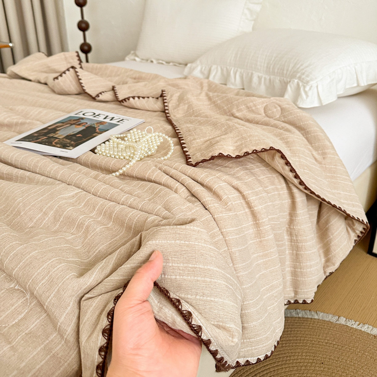 91家纺网 家纺一手货源 找家纺 鑫利来家纺 2026新款纯色无印风夏被简约素色法式麻夏凉被阳离子色织提花单人双人学生夏凉被 青禾-奶咖