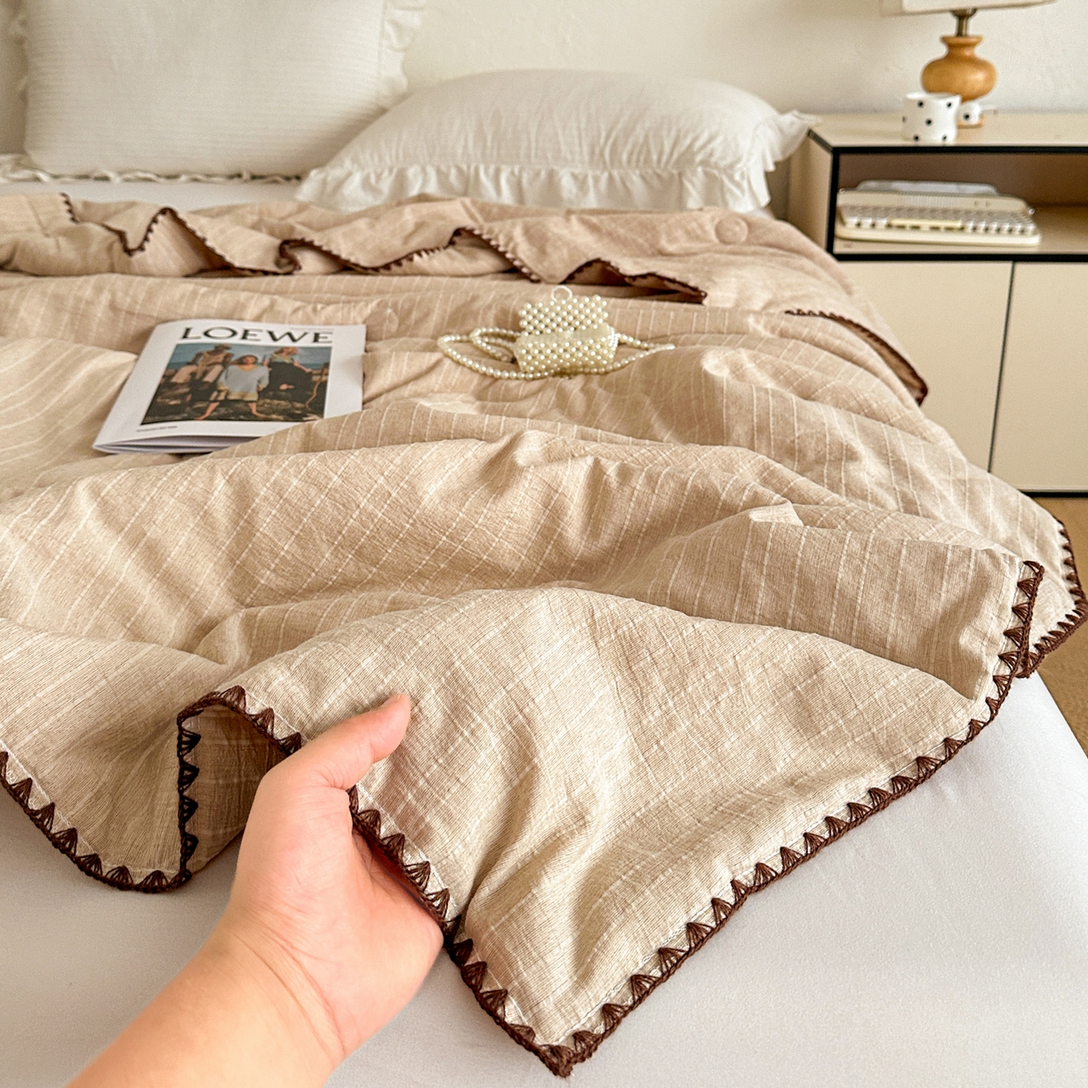 91家纺网 家纺一手货源 找家纺 鑫利来家纺 2026新款纯色无印风夏被简约素色法式麻夏凉被阳离子色织提花单人双人学生夏凉被 青禾-奶咖