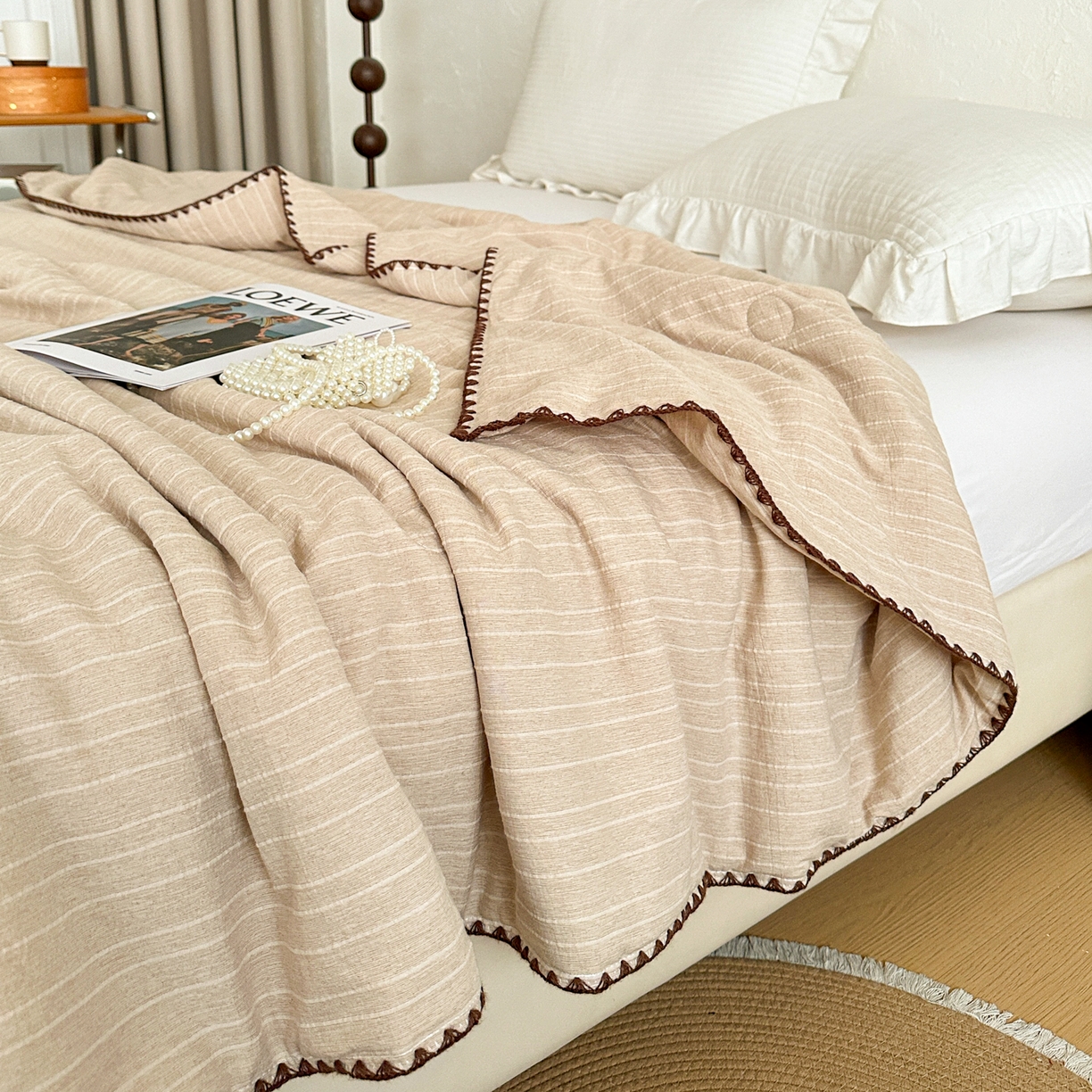 91家纺网 家纺一手货源 找家纺 鑫利来家纺 2026新款纯色无印风夏被简约素色法式麻夏凉被阳离子色织提花单人双人学生夏凉被 青禾-奶咖