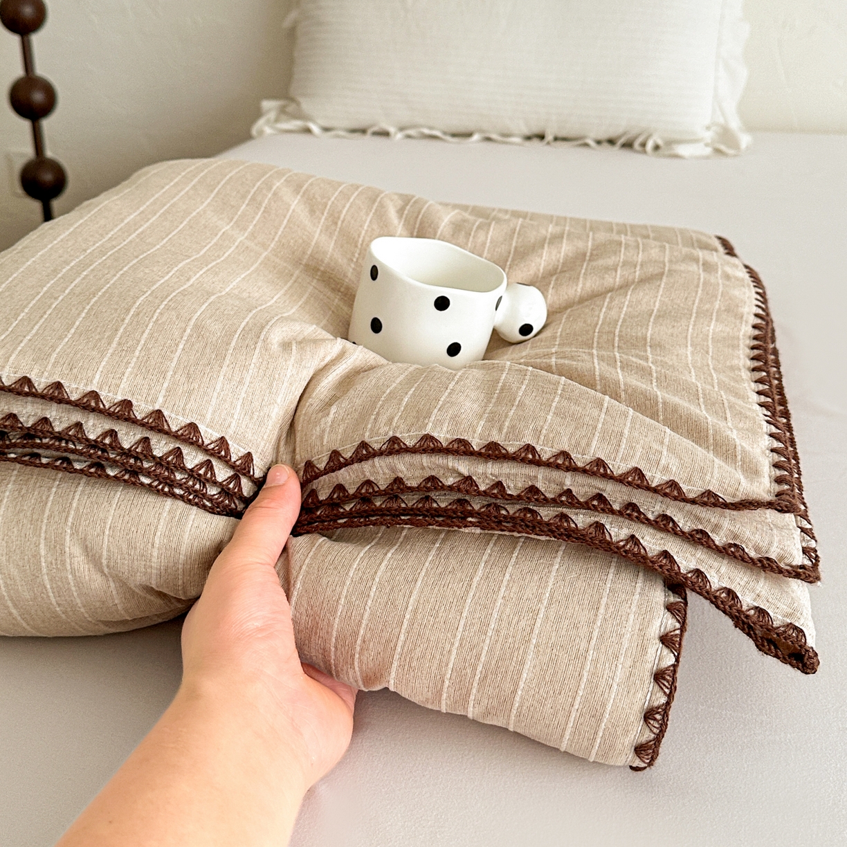 91家纺网 家纺一手货源 找家纺 鑫利来家纺 2026新款纯色无印风夏被简约素色法式麻夏凉被阳离子色织提花单人双人学生夏凉被 青禾-奶咖