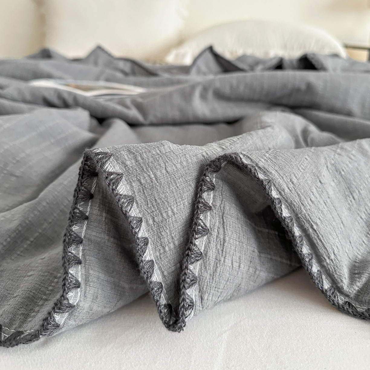 91家纺网 家纺一手货源 找家纺 鑫利来家纺 2026新款纯色无印风夏被简约素色法式麻夏凉被阳离子色织提花单人双人学生夏凉被 青禾-深灰