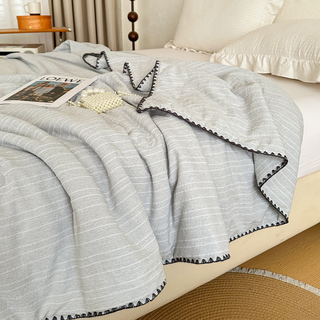 91家纺网 家纺一手货源 找家纺 鑫利来家纺 2026新款纯色无印风夏被简约素色法式麻夏凉被阳离子色织提花单人双人学生夏凉被 青禾-浅灰