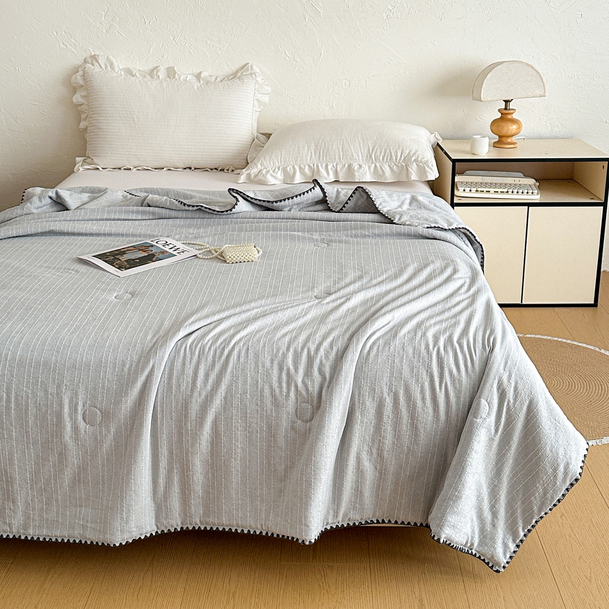 91家纺网 家纺一手货源 找家纺 鑫利来家纺 2026新款纯色无印风夏被简约素色法式麻夏凉被阳离子色织提花单人双人学生夏凉被 青禾-浅灰