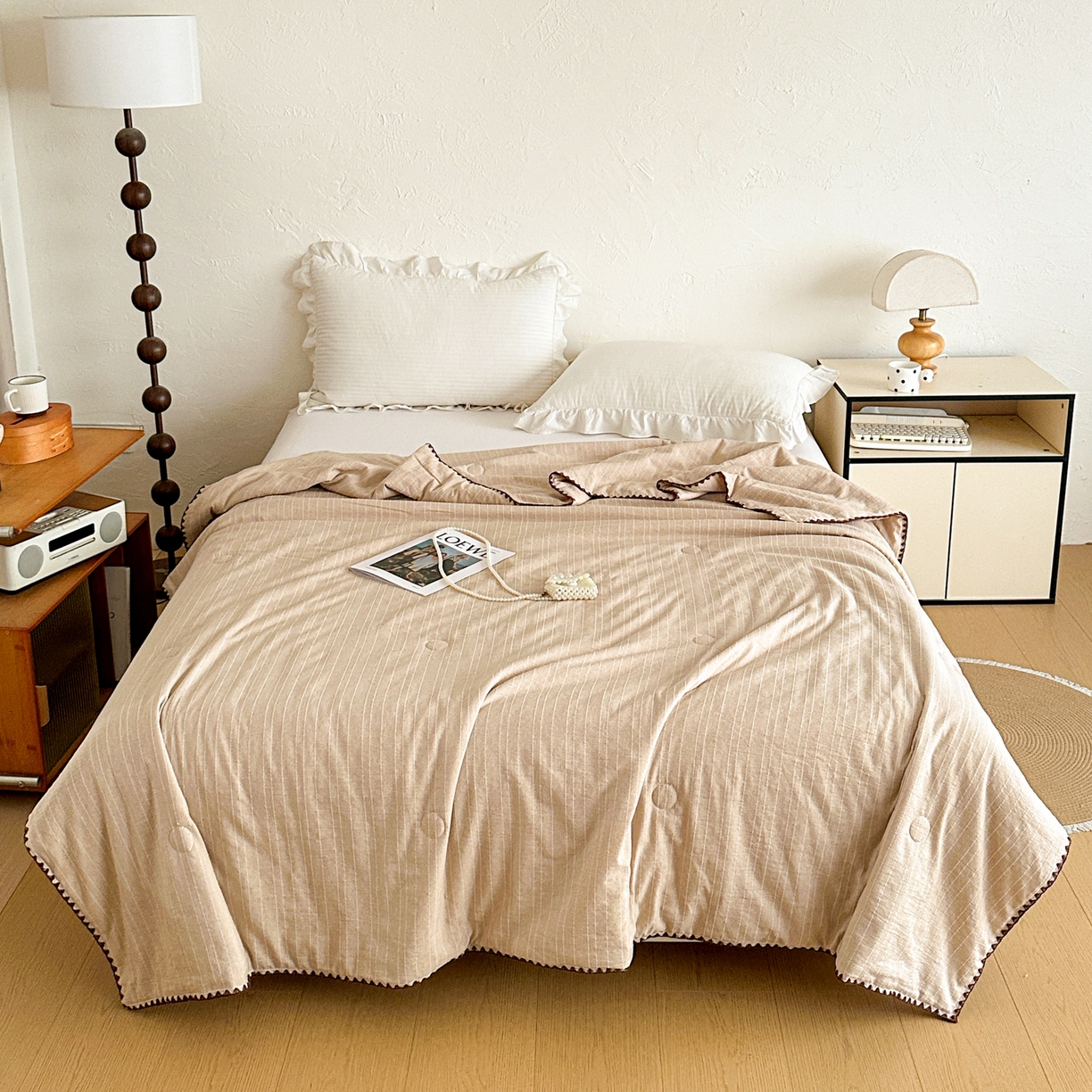 91家纺网 家纺一手货源 找家纺 鑫利来家纺 2026新款纯色无印风夏被简约素色法式麻夏凉被阳离子色织提花单人双人学生夏凉被 青禾-奶咖