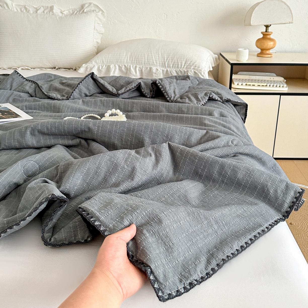 91家纺网 家纺一手货源 找家纺 鑫利来家纺 2026新款纯色无印风夏被简约素色法式麻夏凉被阳离子色织提花单人双人学生夏凉被 青禾-深灰