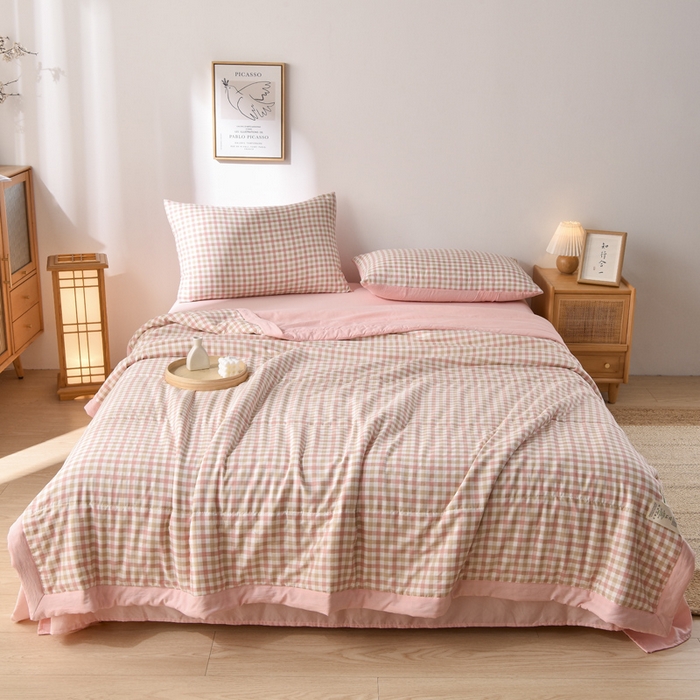 91家纺网 家纺一手货源 找家纺 绒宴家纺 2026新款水洗棉新疆棉花夏被格子款夏凉被空调被 印月-粉