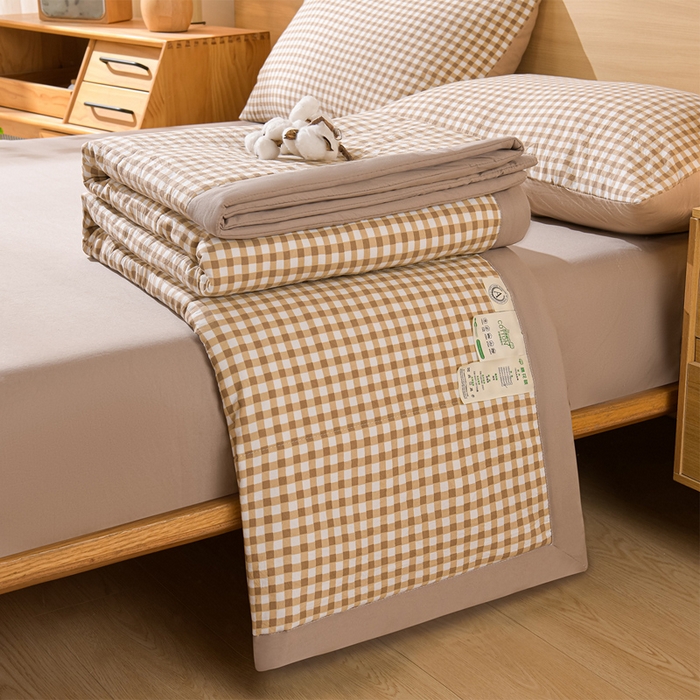 91家纺网 家纺一手货源 找家纺 绒宴家纺 2026新款水洗棉新疆棉花夏被格子款夏凉被空调被 浅米小格